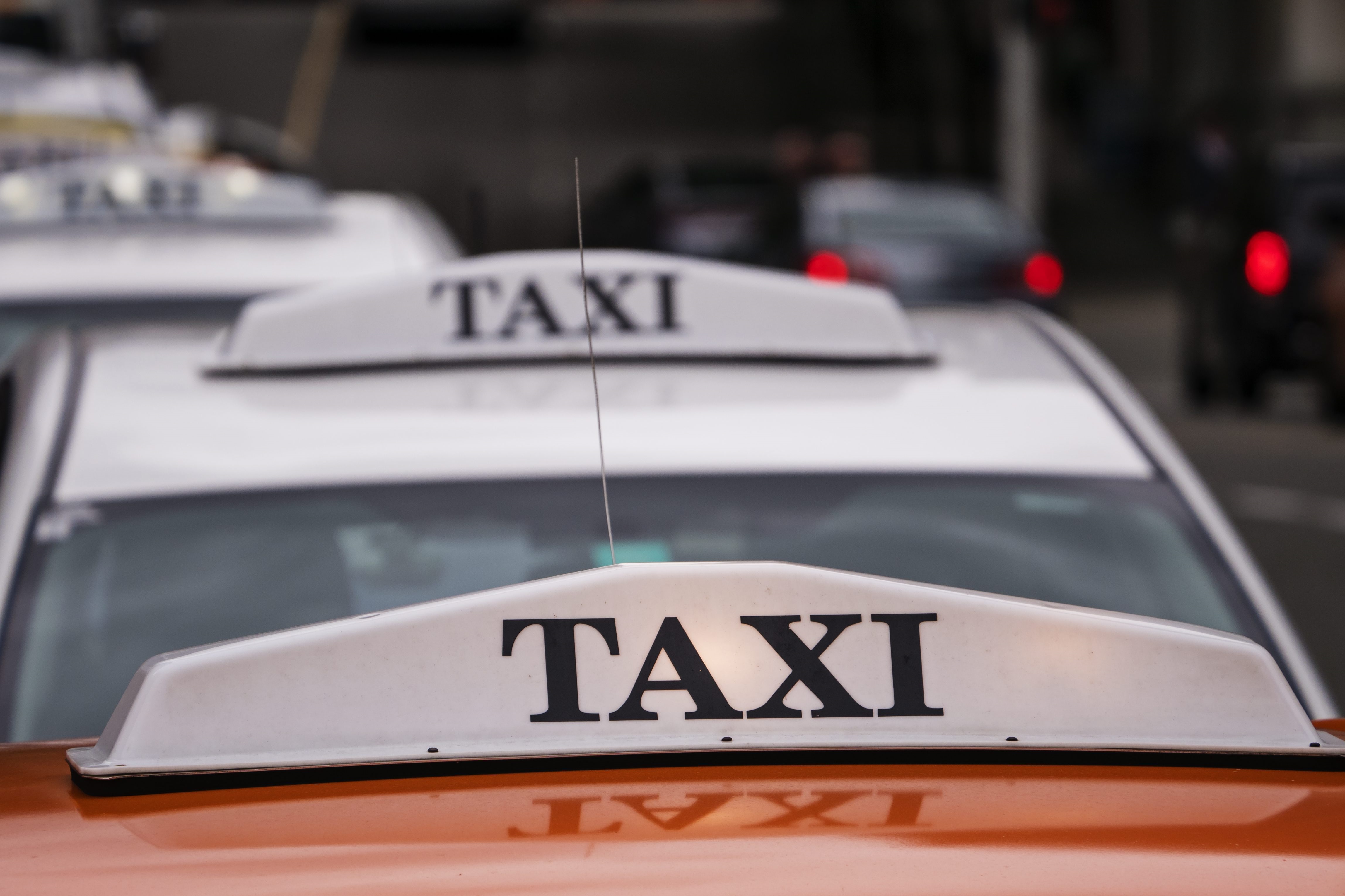 Водещите за арест са издадени в Алберта за четирима мъже