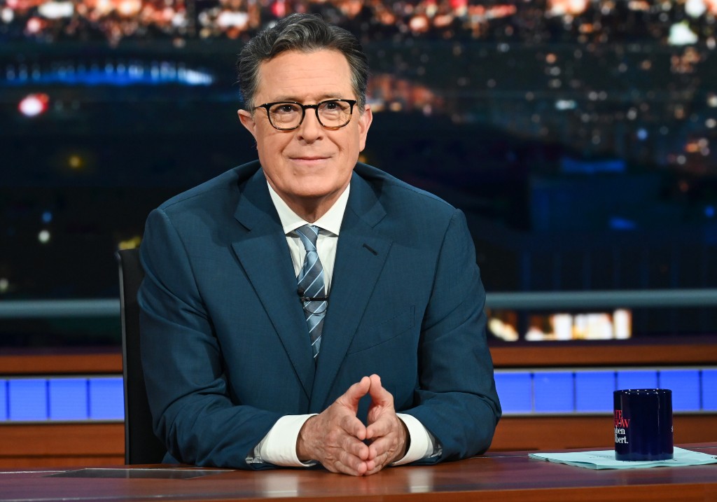 Стивън Колбърт обяви че CBS отменя късното шоу след 33 годишен