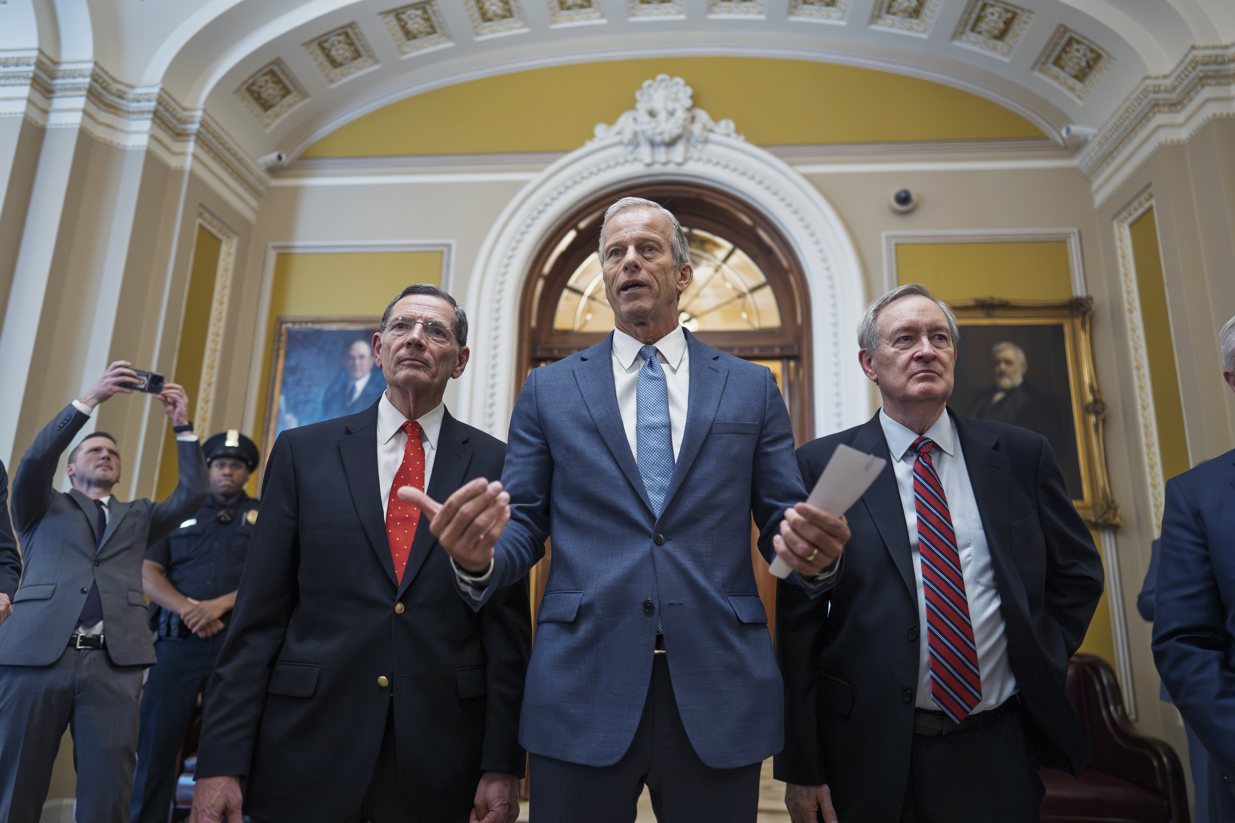 Сенатските републиканци измъкнаха големите данъчни облекчения на президента Доналд Тръмп