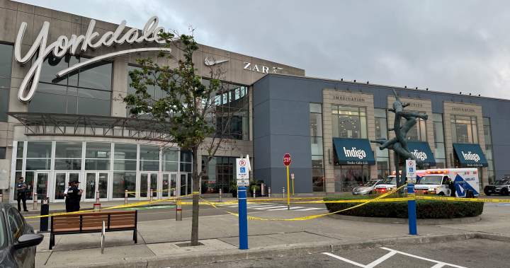 Полицията в Торонто казват че ранната сутрин в четвъртък снимане