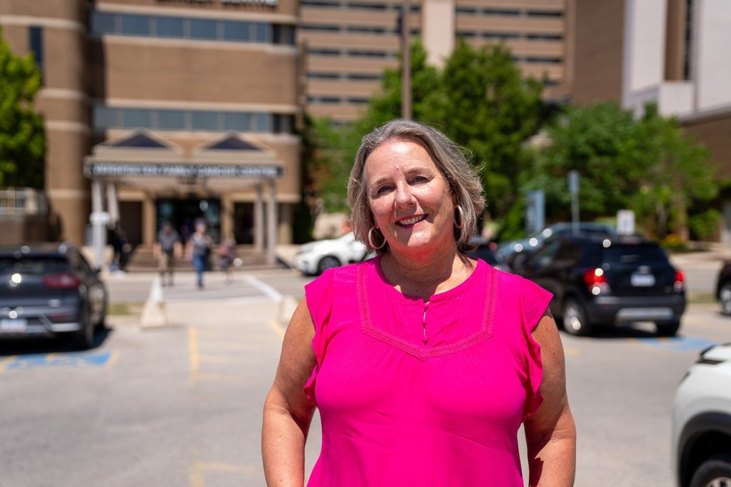 Кристина Лок празнува навършването на 63 като плаща таксите за