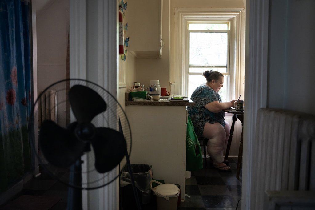 Сандра Уолш се бореше да диша в апартамента си когато