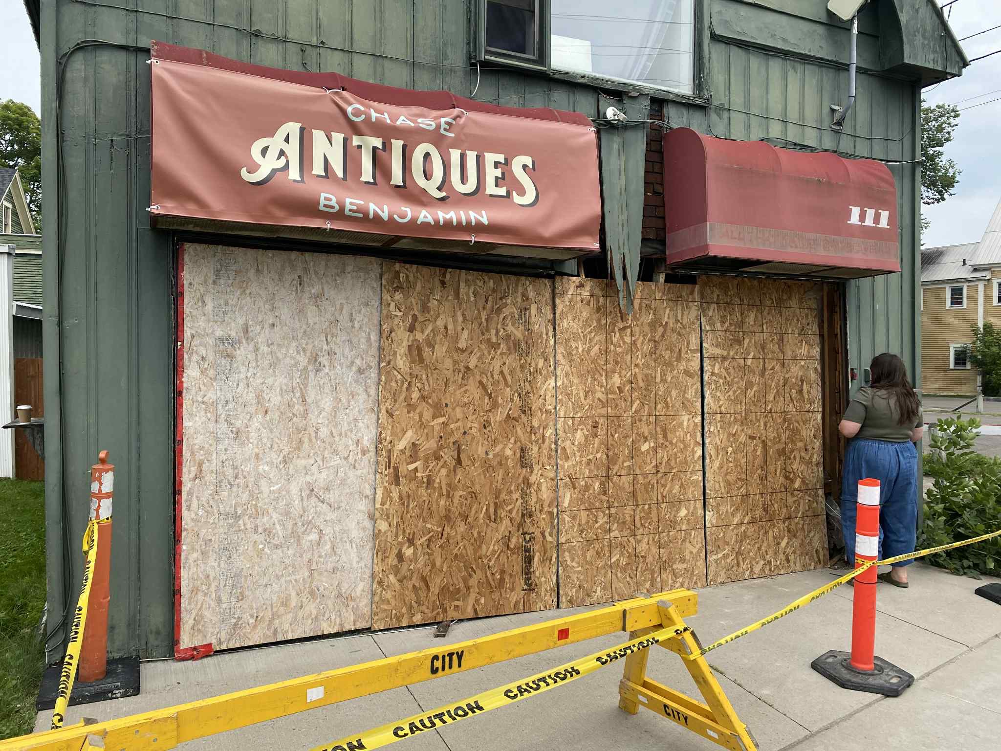 Собственик на бизнес на Fredericton вдига парчетата след като камион