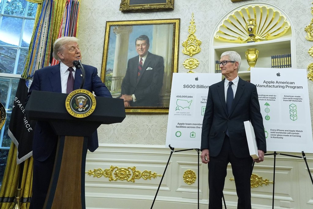 President Donald Trump makes an announcement about Apple with Apple CEO Tim Cook in the Oval Office, Wednesday, Aug. 6, 2025, in Washington. (AP Photo/Alex Brandon)