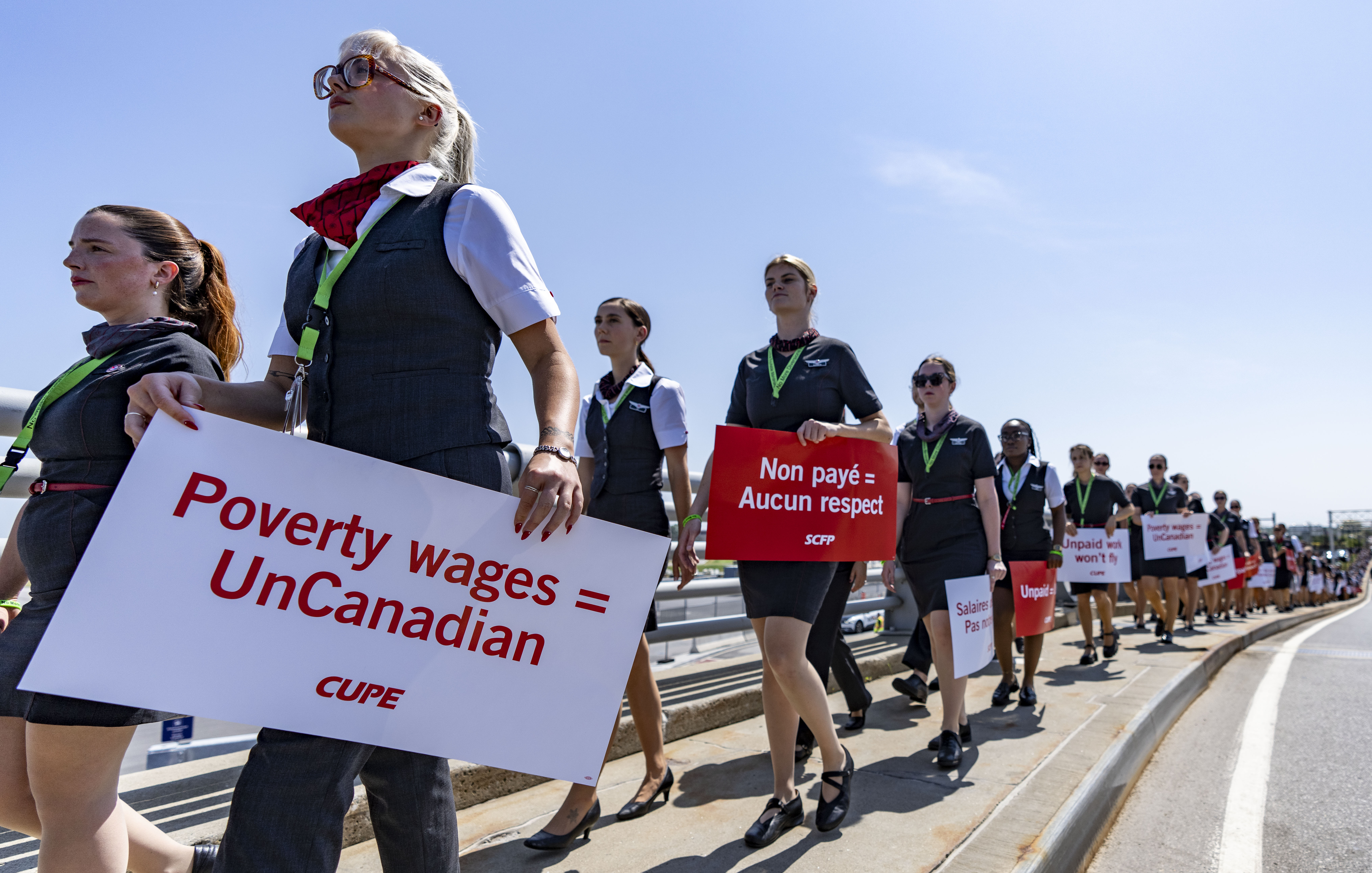 Air Canada и Съюзът представляващ неговите стюардеси наближават решаващи срокове