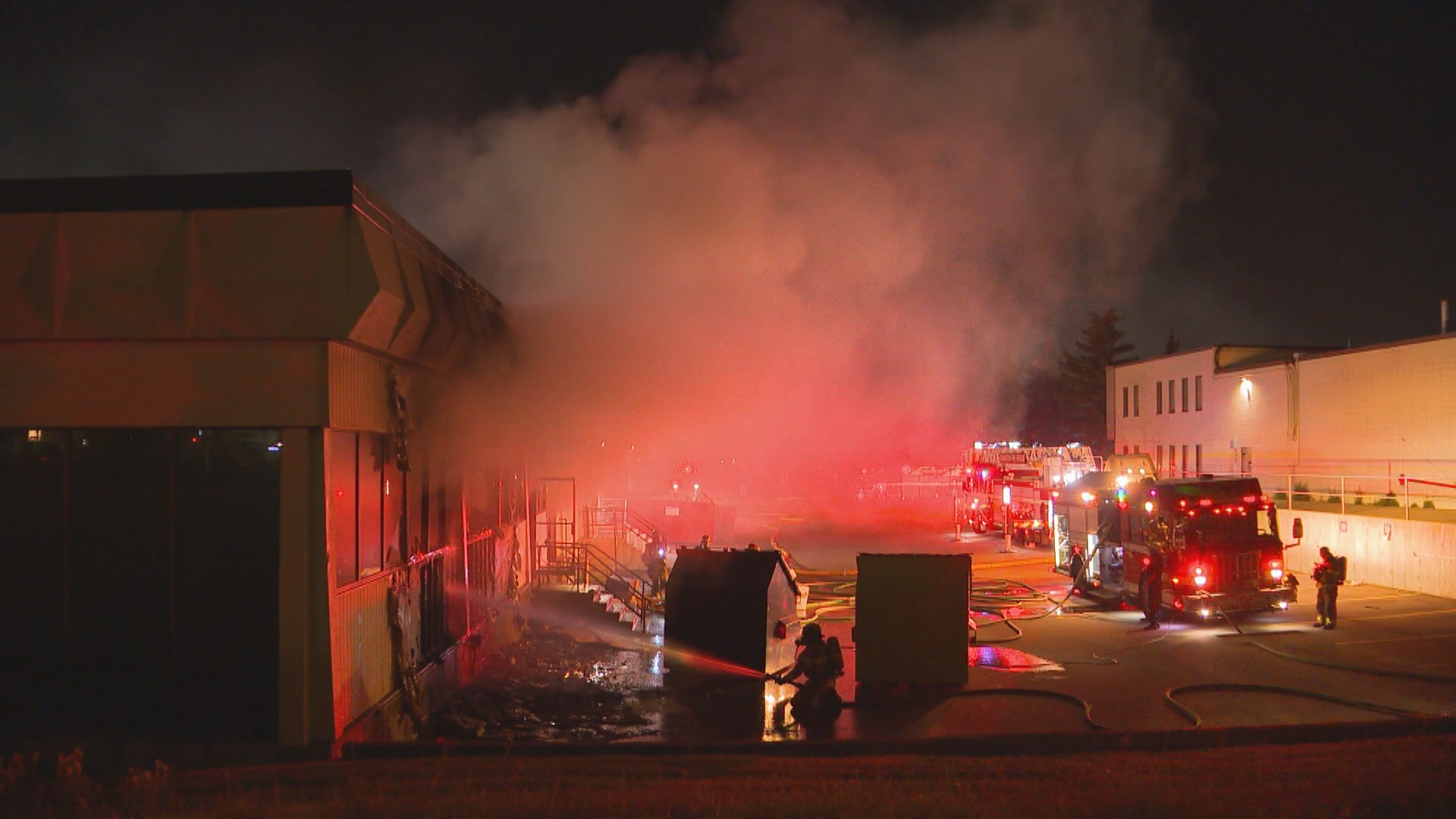 Ранният сутрешен огън изтръгнат през южния бизнес в Едмънтън в