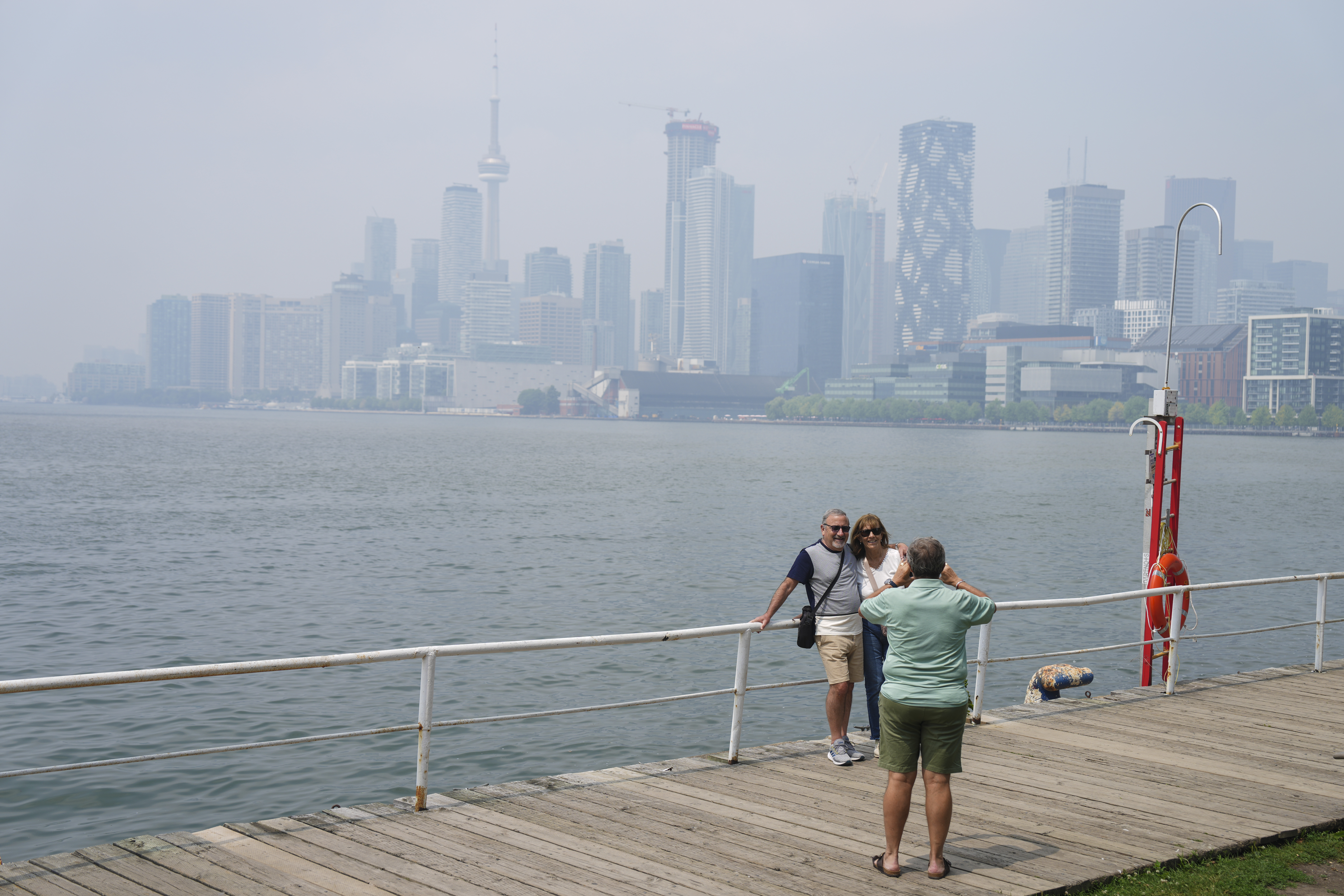 Одеялото от дим с див пожар висящо над части от