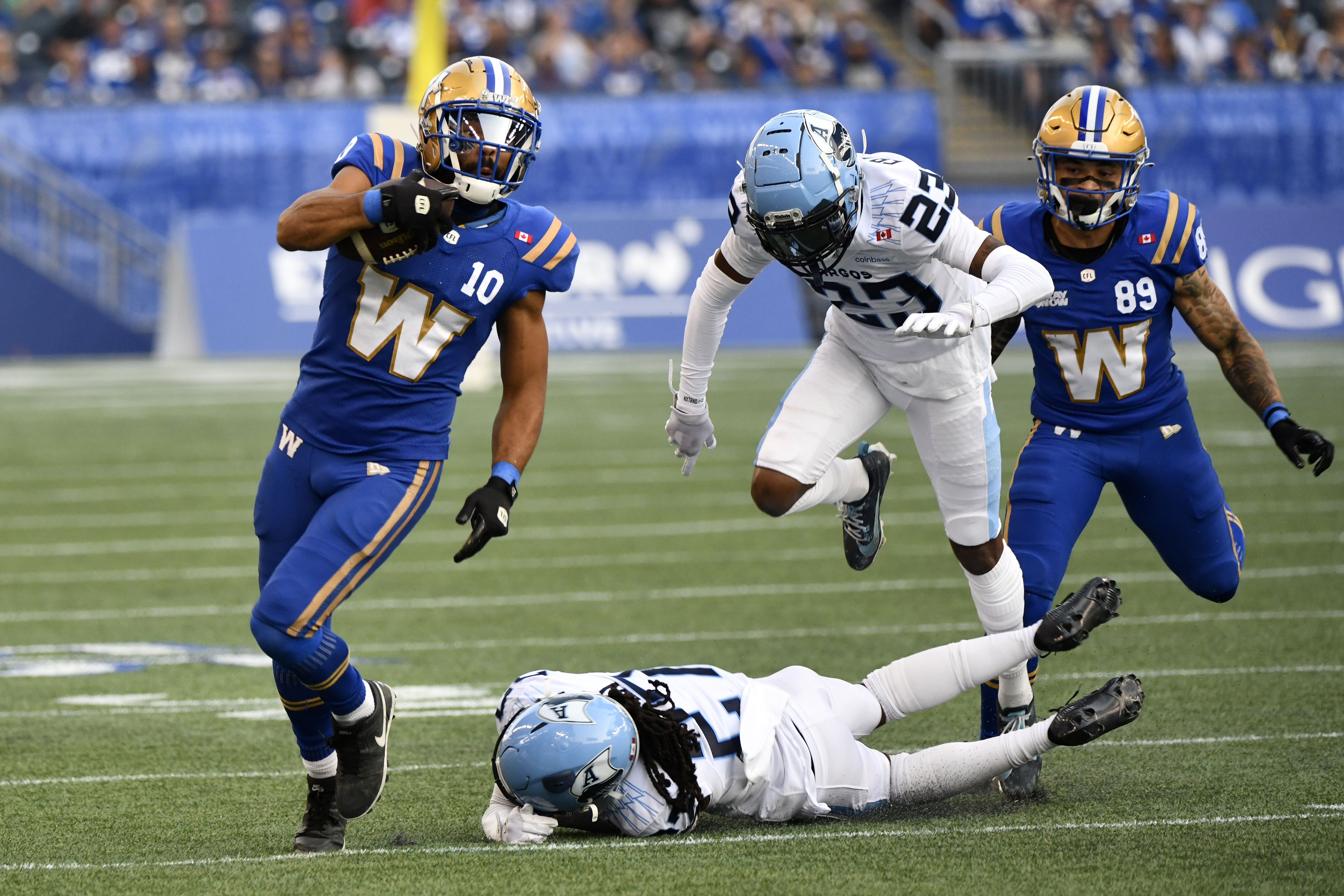 Не беше хубаво но сините бомбардировачи на Уинипег направиха всичко