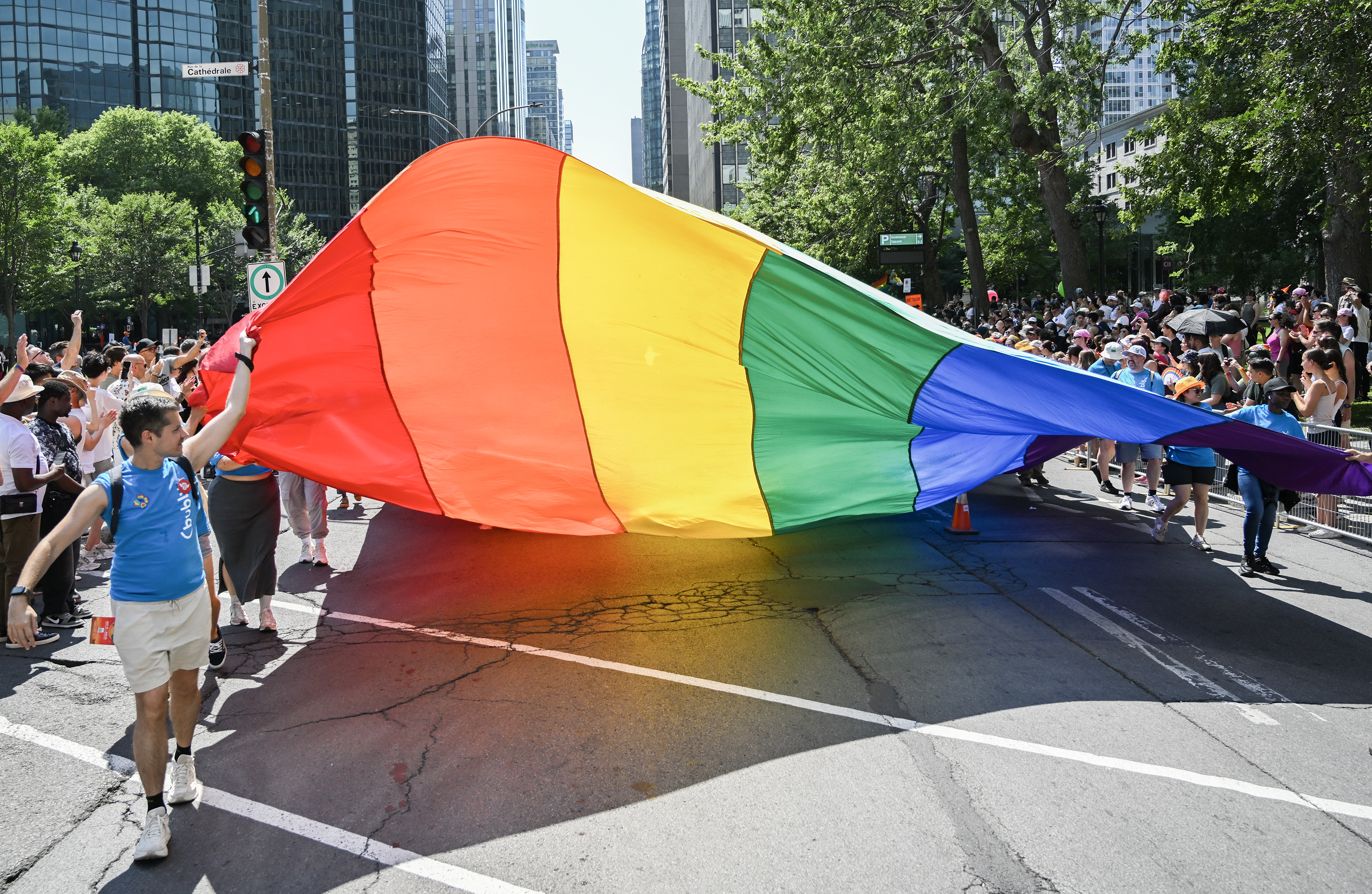 Снимки: Rainbow Flags and Politics, изложени на Montreal Pride Parade 