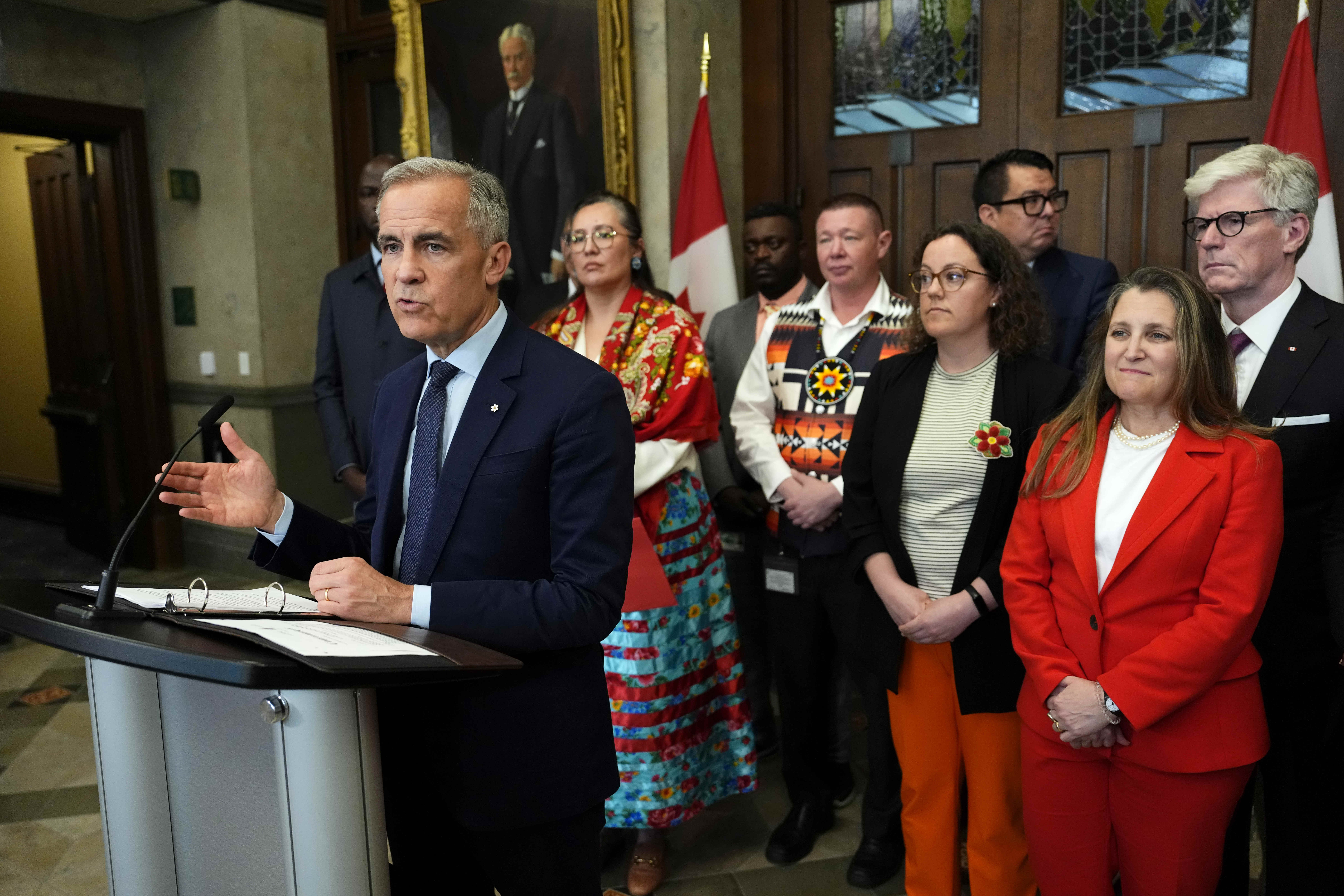 Министър председателят Марк Карни Уил с кабинета си и премиерите