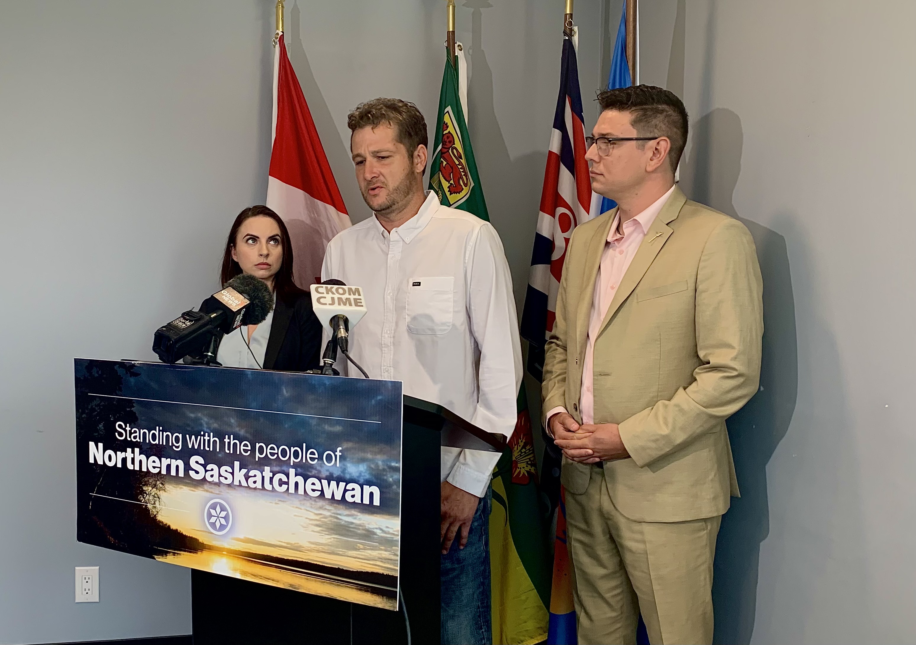 Човек от плажа на Денаре който е загубил дома си