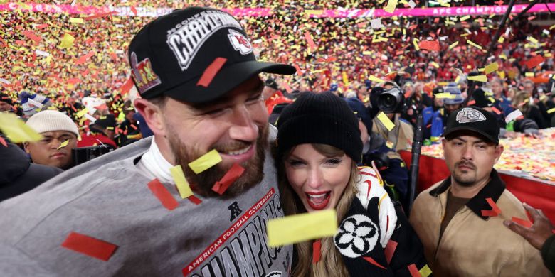 Taylor Swift, Travis Kelce engaged as pop star reveals 1st glimpse of ring