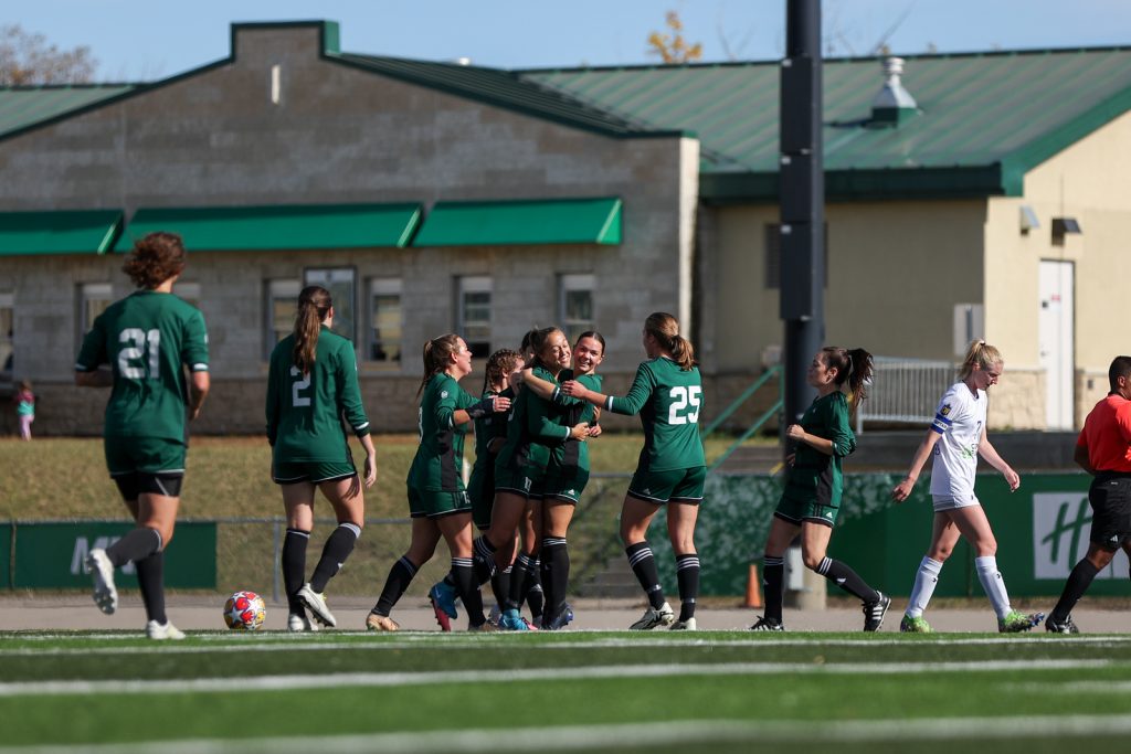 Университетът на Саскачеван Хъски Капитан Алиса д Агноне е сила през