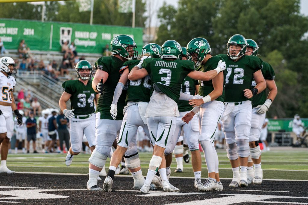 стои на домашното си поле на стадион Грифитс заобиколен от