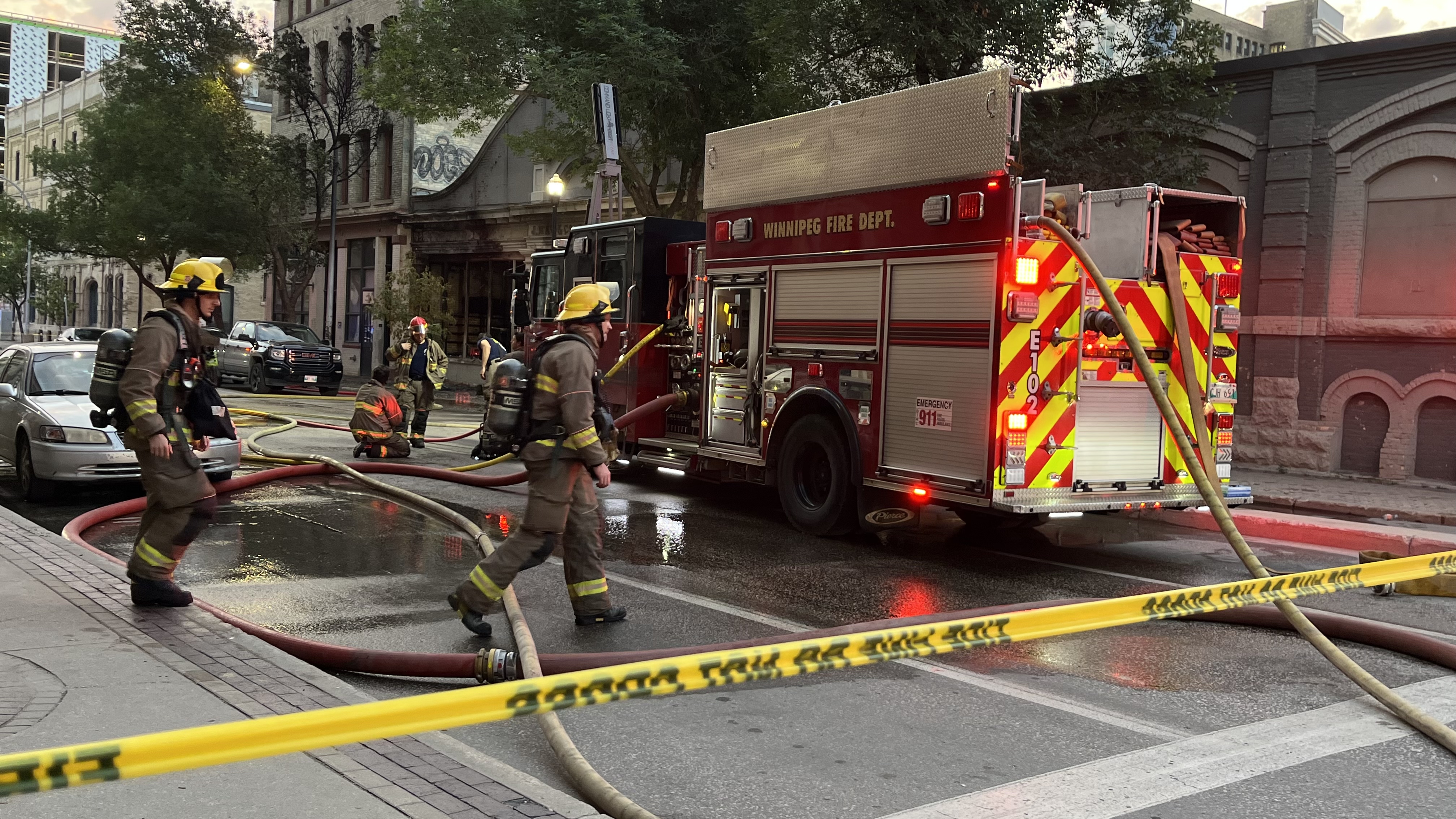 Пожарникарите на Уинипег продължават да разследват причината за пламък в