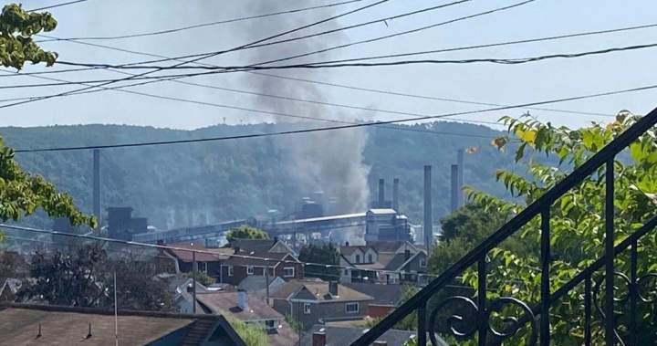 Експлозионен разтворен стоманен завод извън Питсбърг оставяйки двама мъртви и