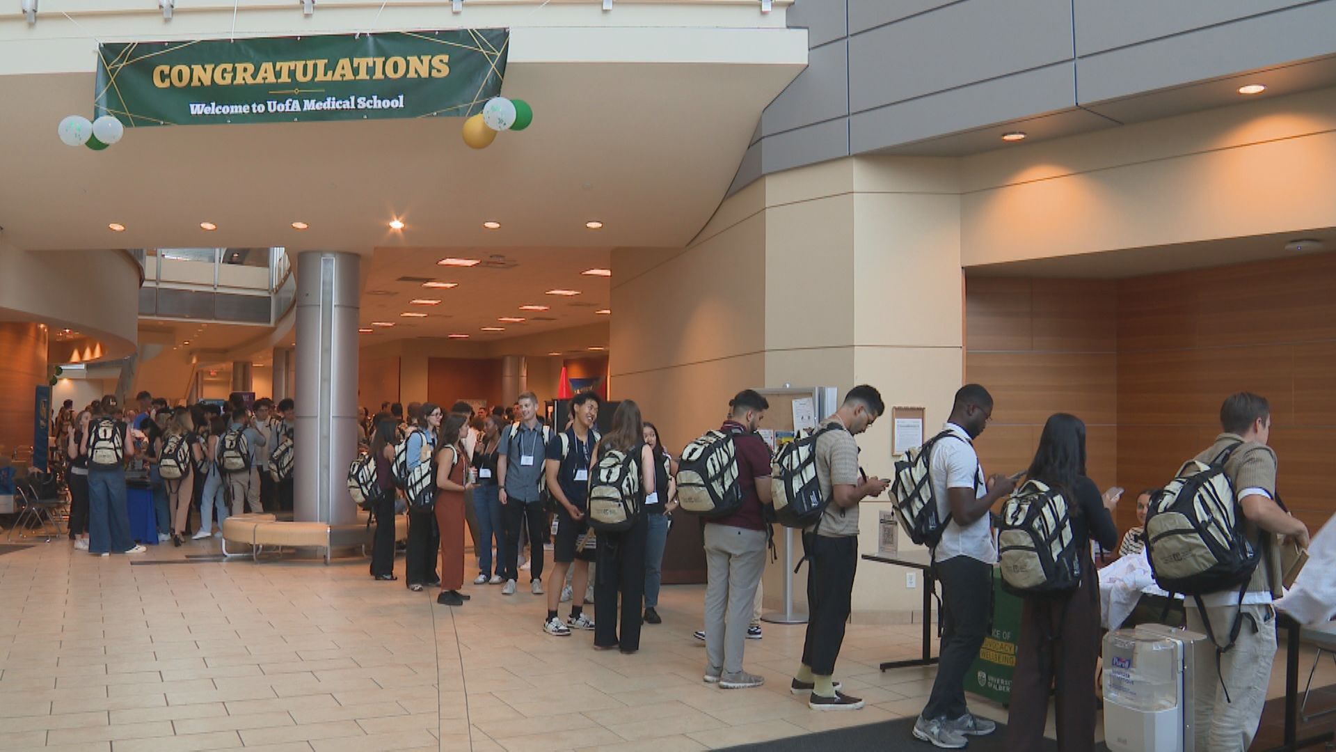 Група от 30 студенти получиха белите си палта в понеделник