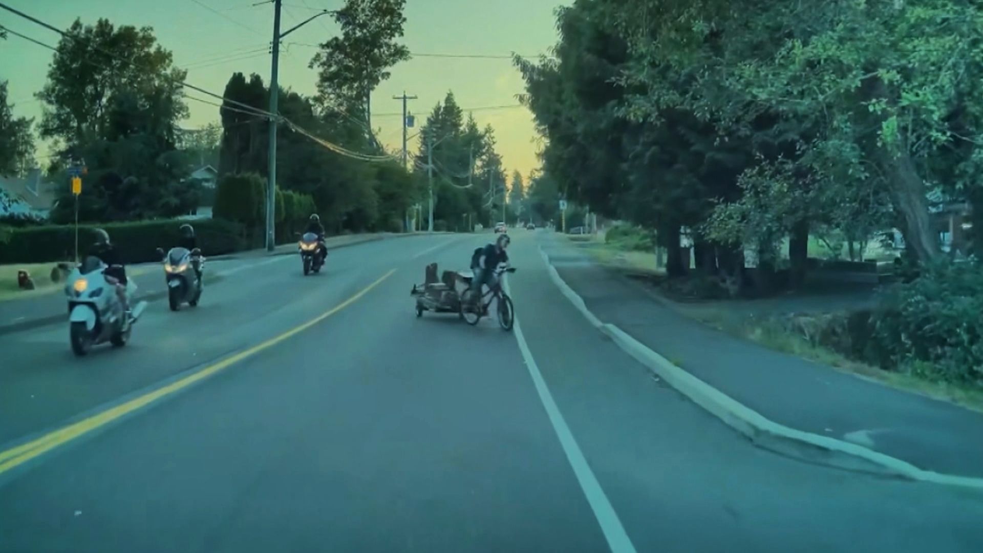 Кейхачи Ишикава обича да се вози по изоставената железопътна линия