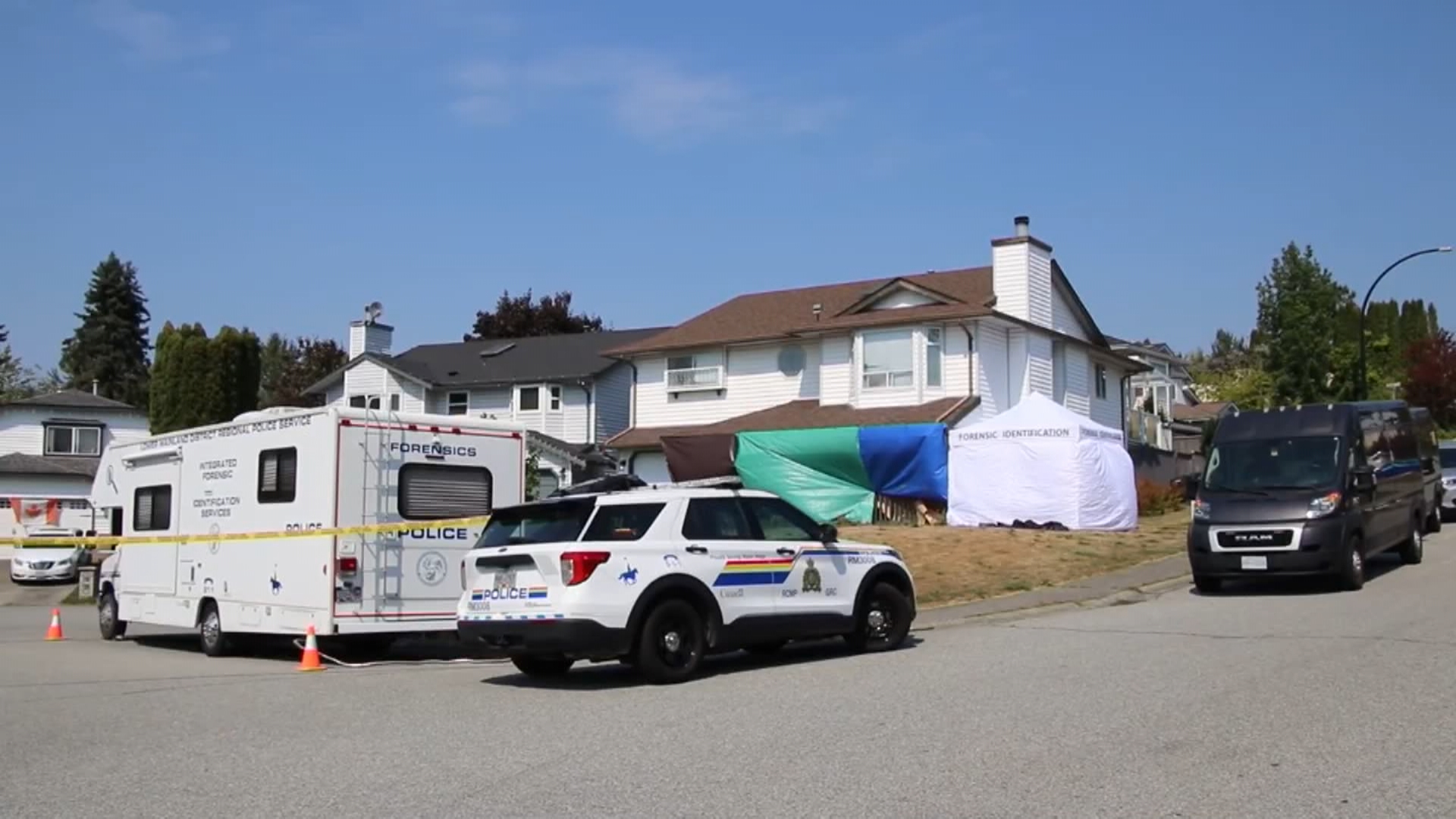 Полицията поддържа плътно обвързана за това което подтикна разгръщането на