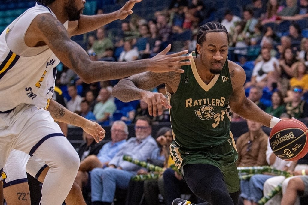 в кулоарите гледайки техните канадски елитни колеги от баскетболната лига