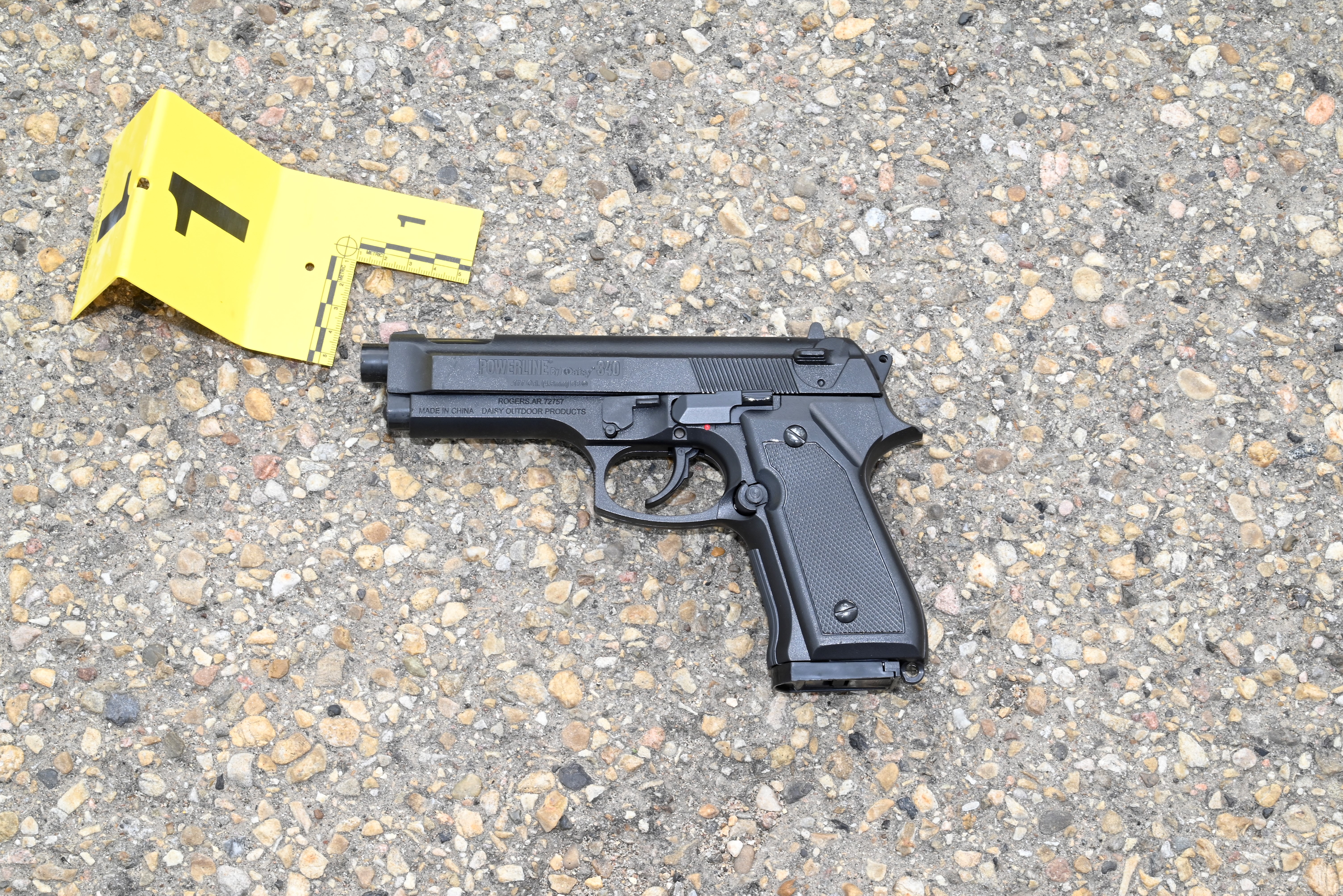 BB пистолет е възстановен след като заподозрян въоръжен мъж намерен