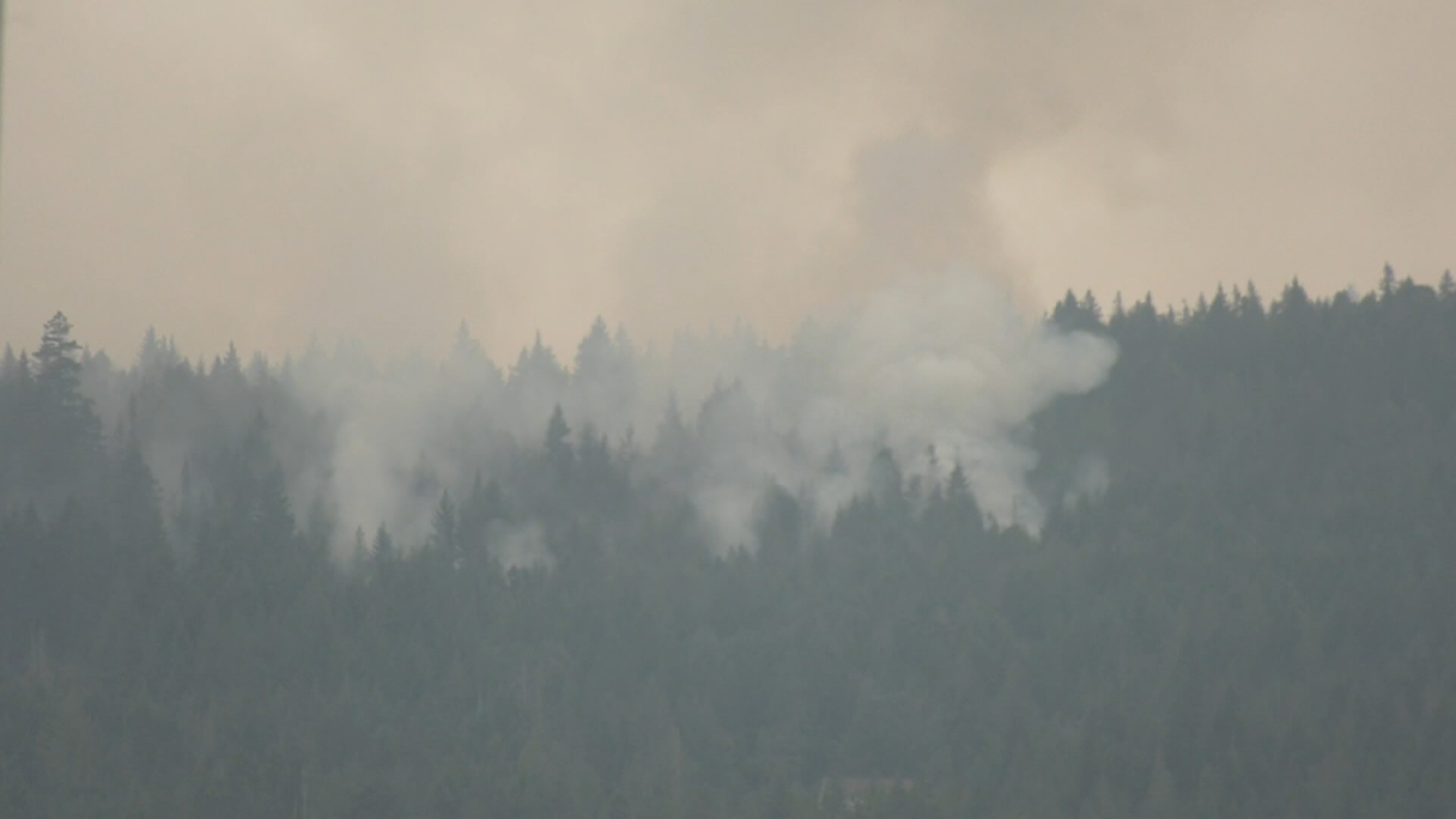 Екипажите на див огън работят неуморно за да съдържат нарастващ