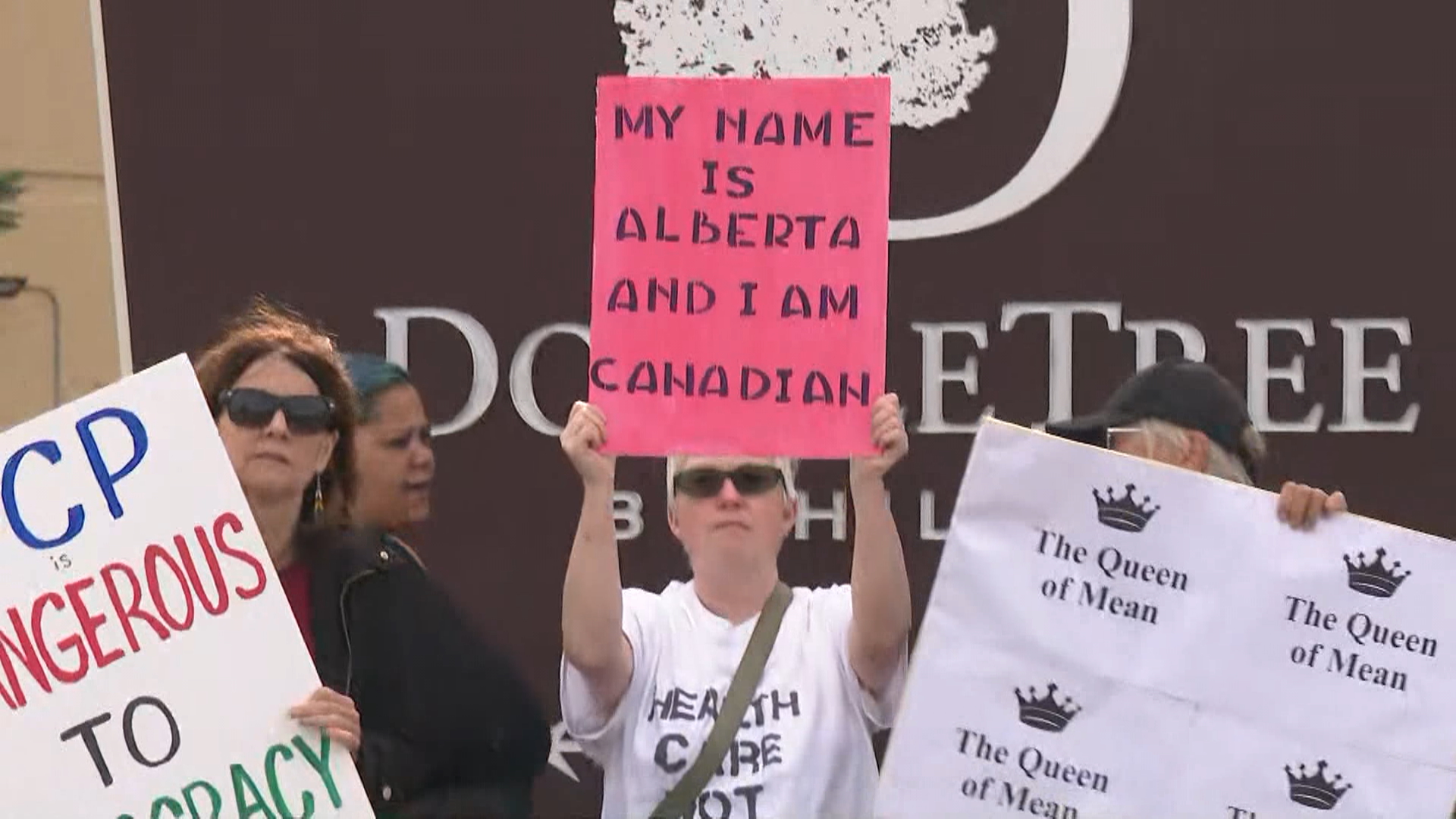 Пътуващ панел събирайки публична обратна връзка за оплакванията на Алберта