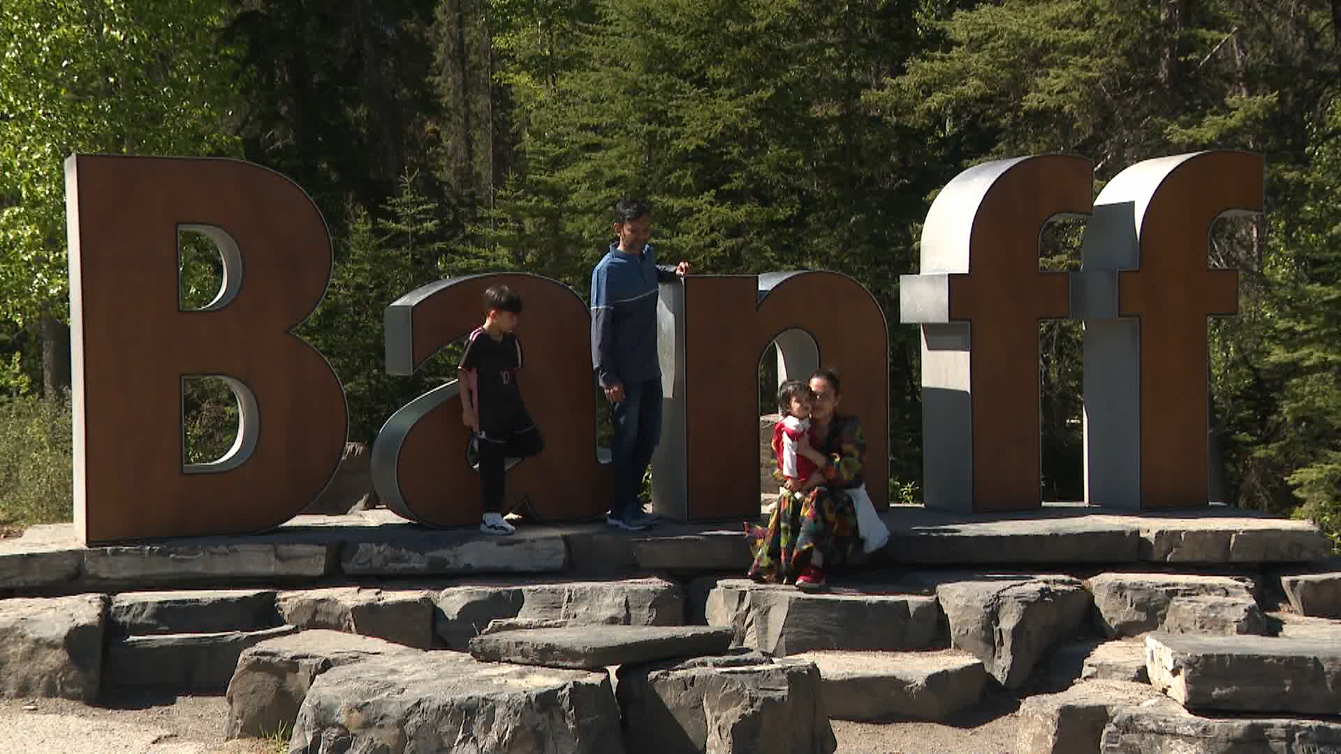 Известният знак за Банф който поздрави посетителите пристигащи в планинския