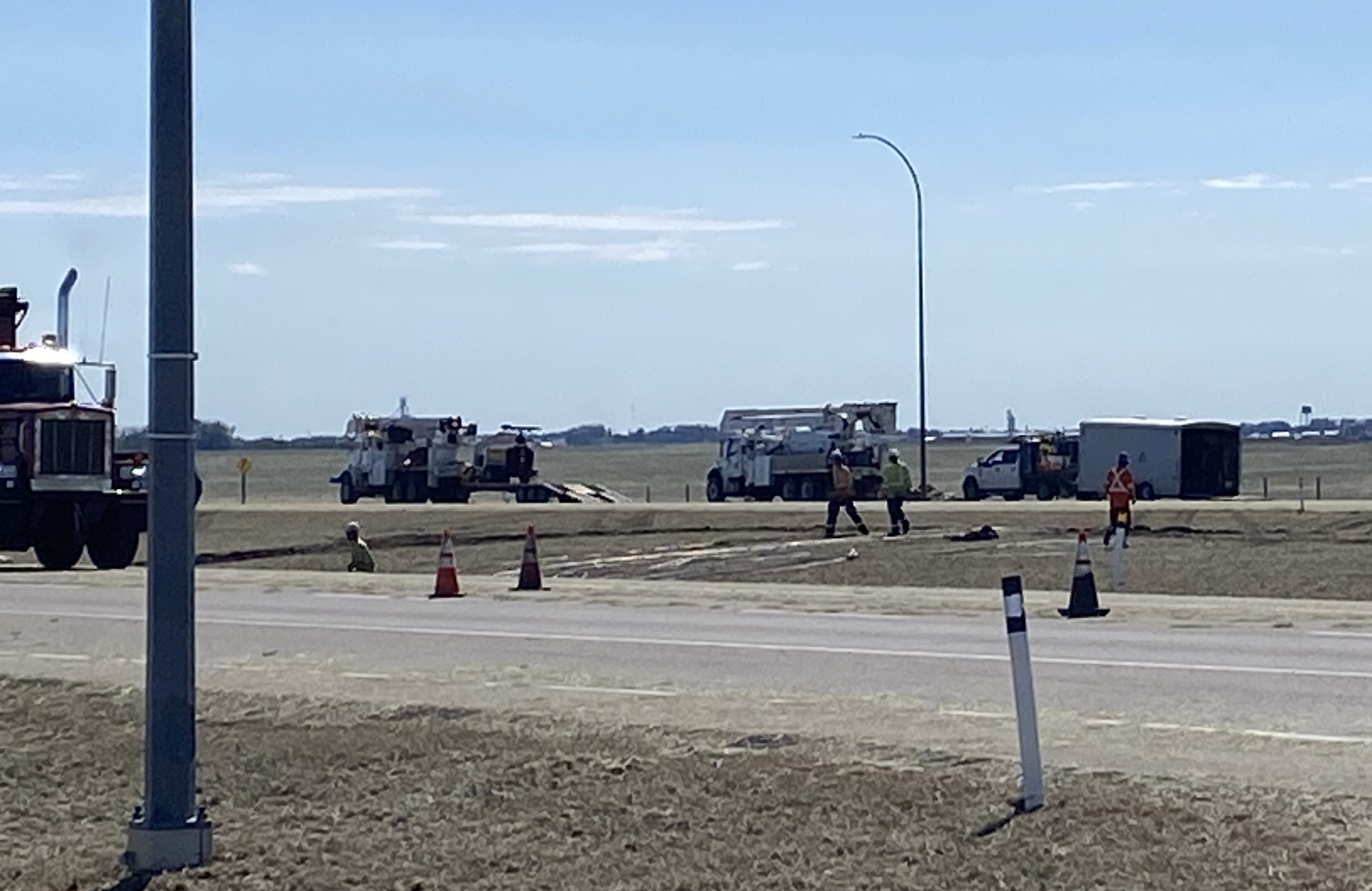 магистрала 1 на изток по магистрала 36 северозападно от Брукс