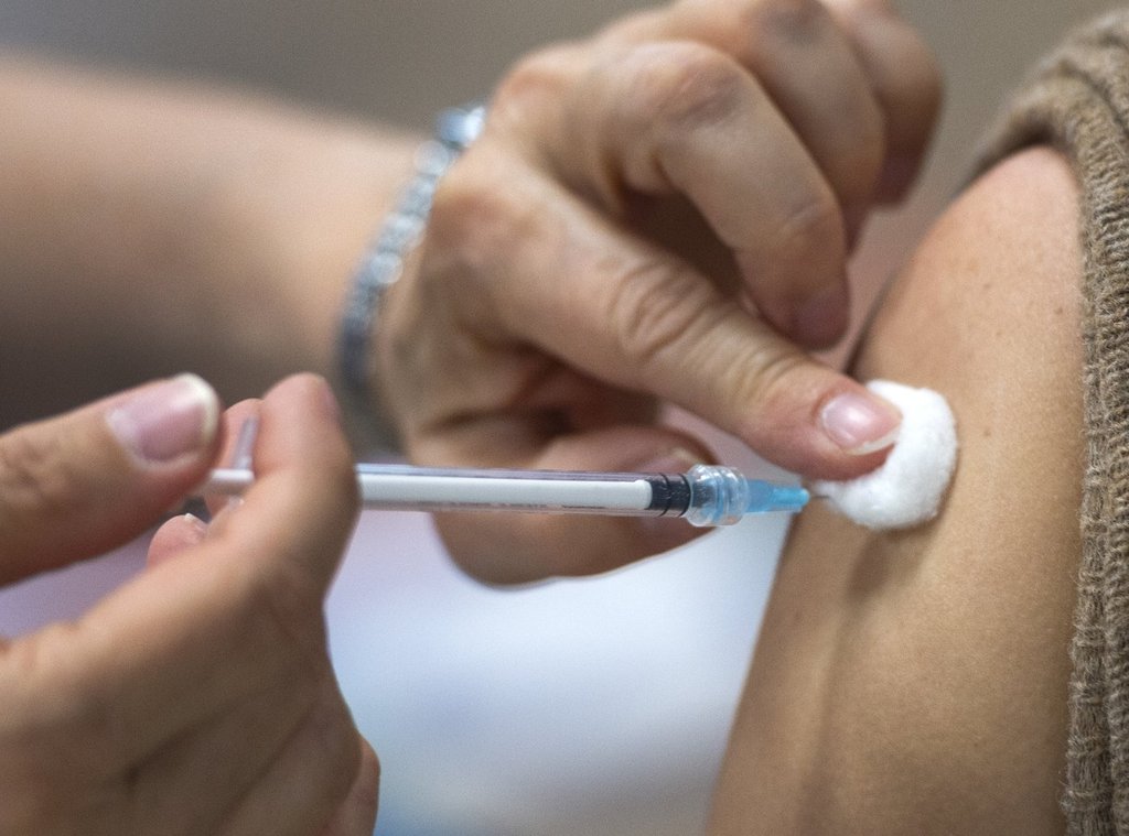 Saskatchewan keeps COVID-19 vaccines free, Alberta and Quebec to charge