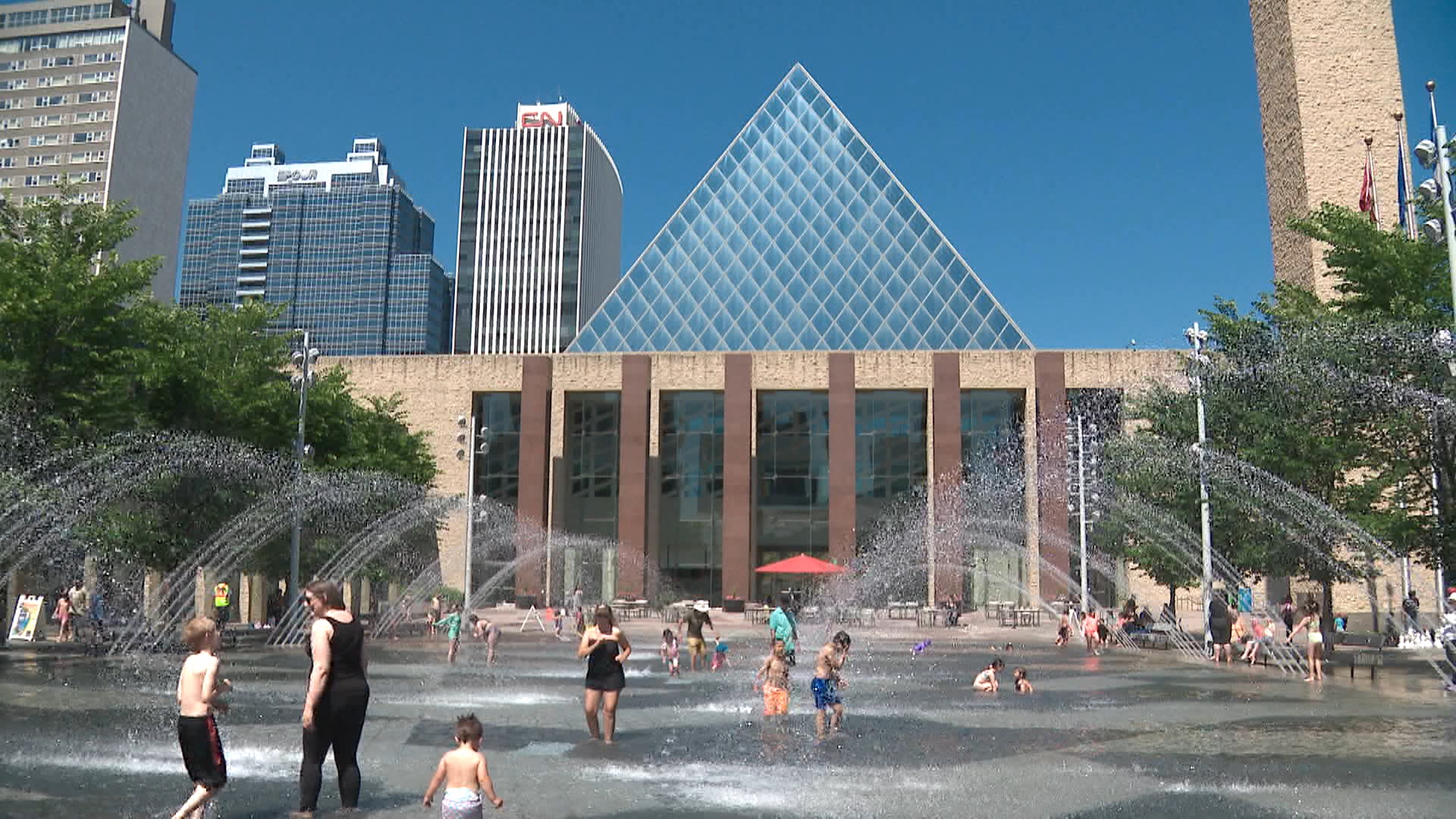 След като голяма част от Алберта преживя необичайно мокър юли