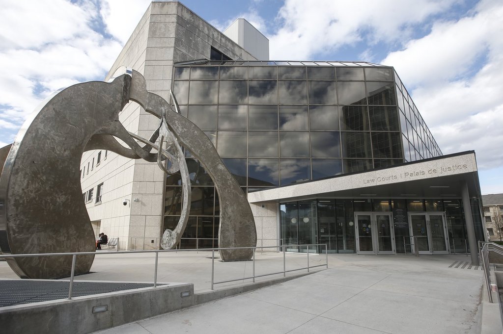 Човек който се опита да намушка католически пастор насред неделна