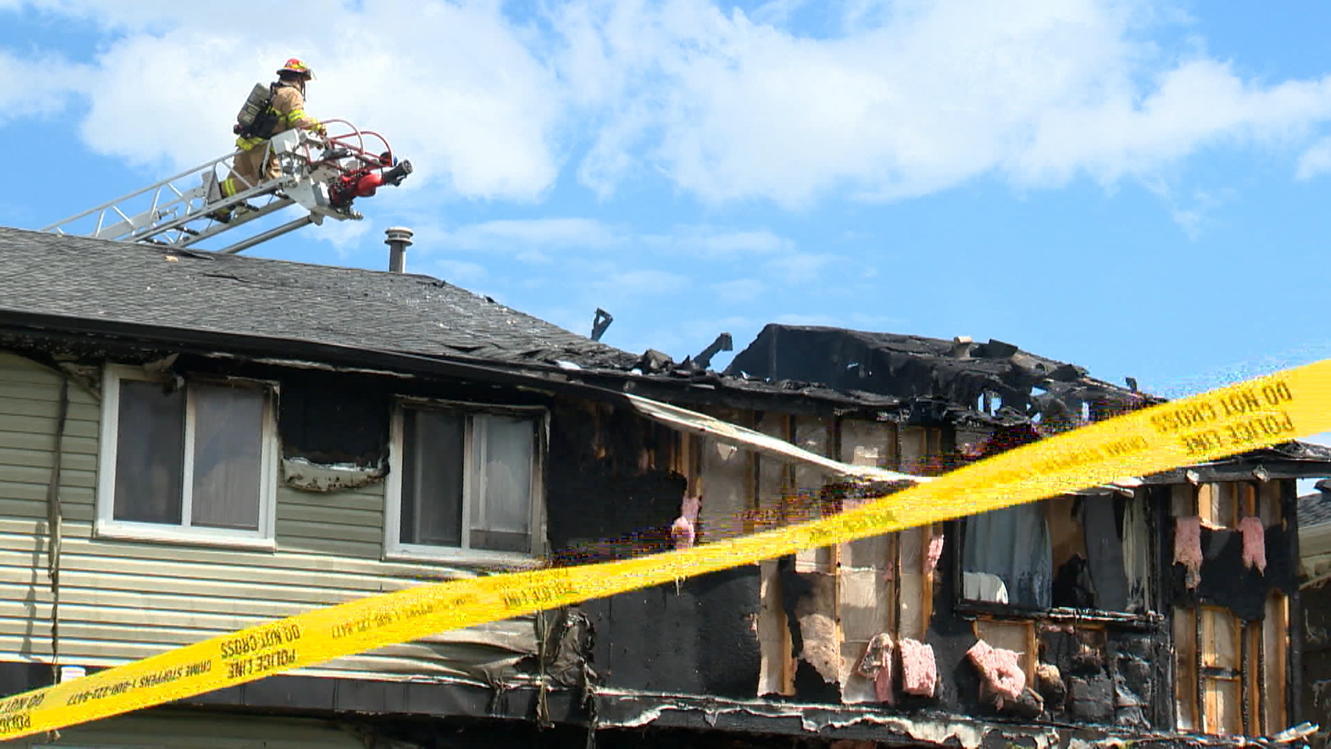 Двуетажен дуплекс беше сериозно повреден от пожар който избухна в