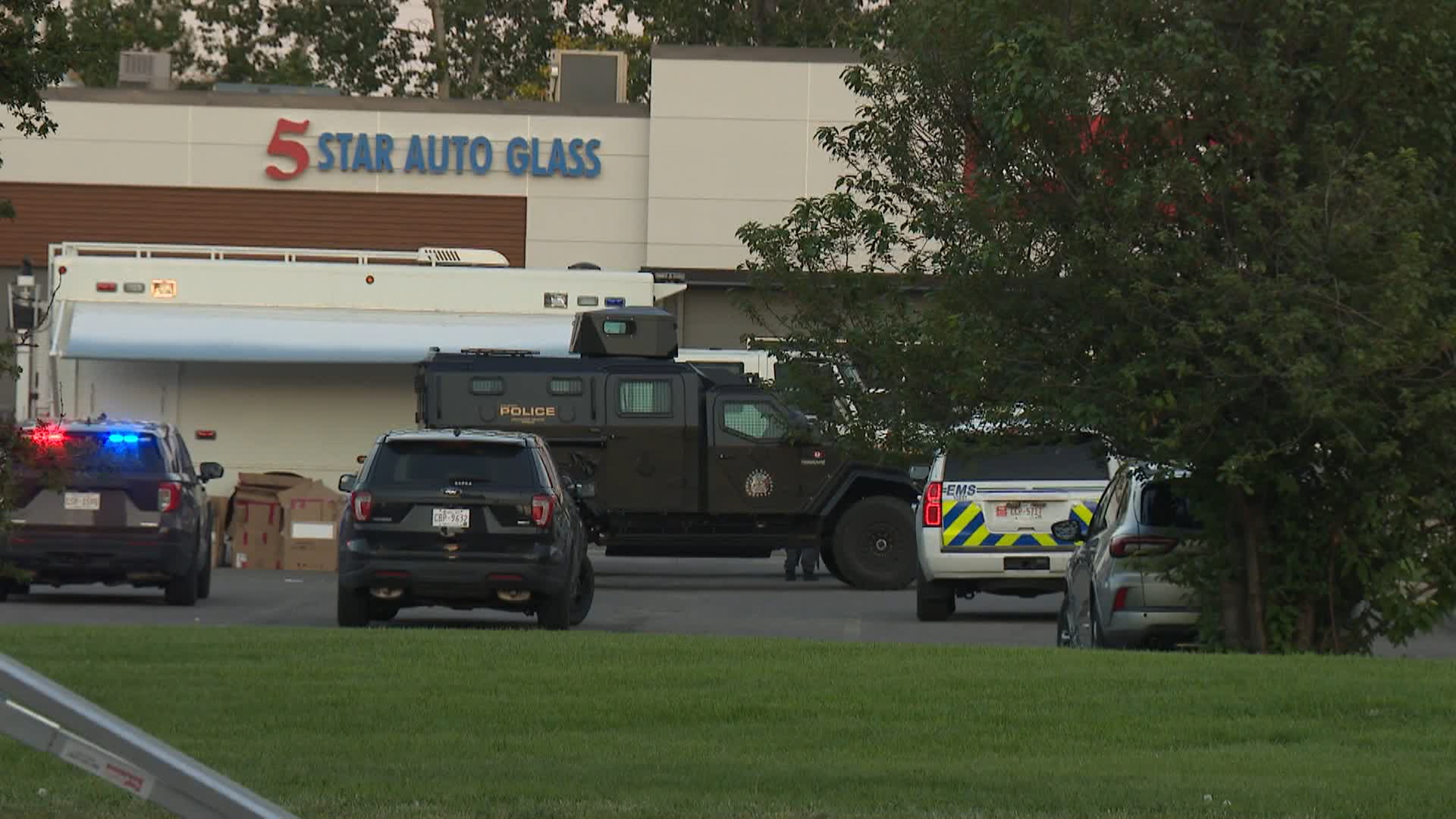 Потенциално опасна ситуация се развива в югоизточна Калгари принуждавайки спешните