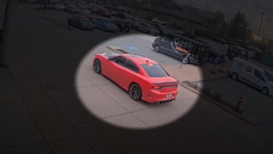 Разпознавате ли този отличителен червен автомобил Ако го направите разследващите