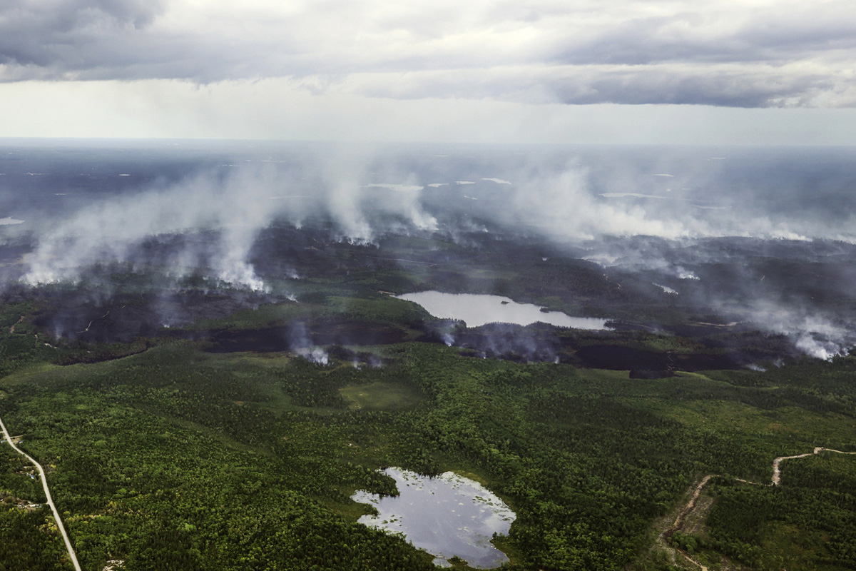 Докато дългият езерен пожар в долината Анаполис щата С продължава