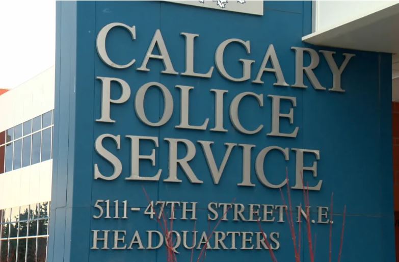 Калгари полиция заяви че член на силите е изправен пред