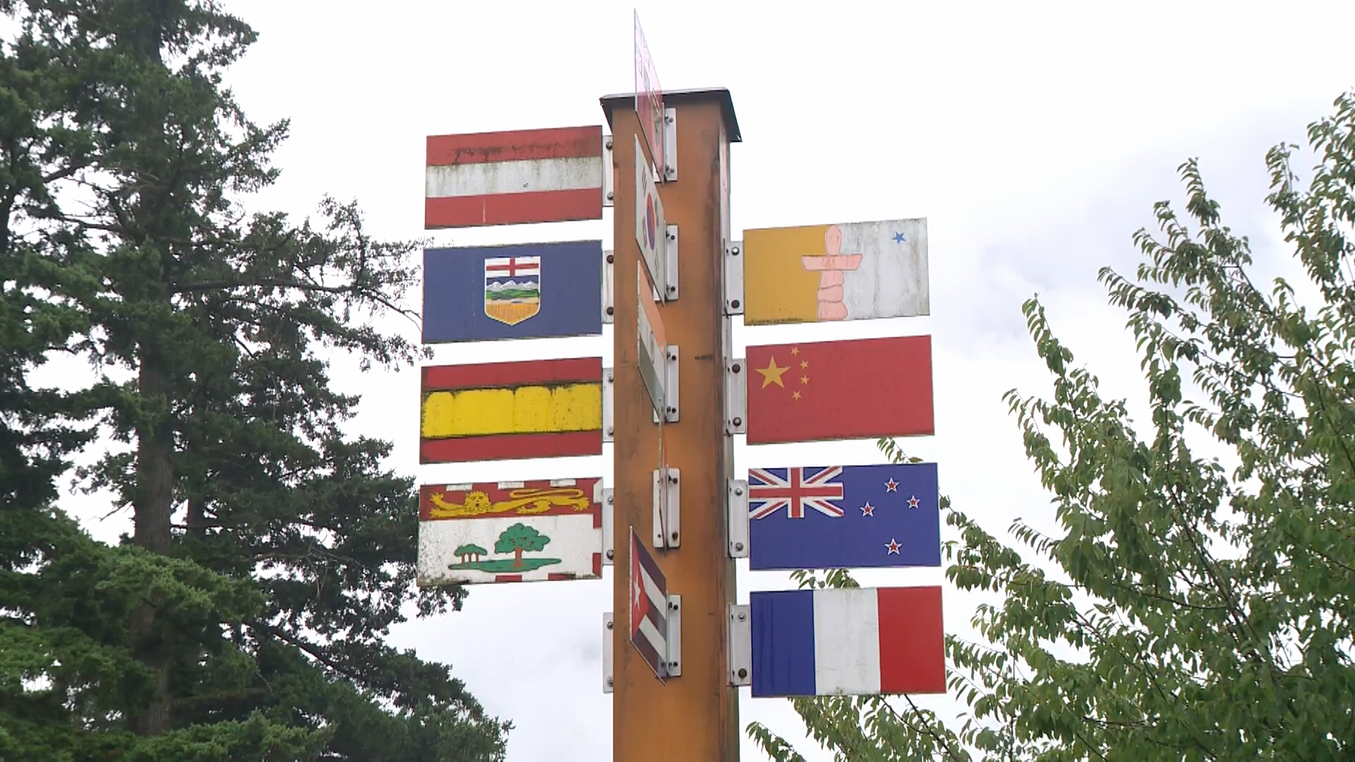 Дипломатически спор за флаг се играе в малкия град на