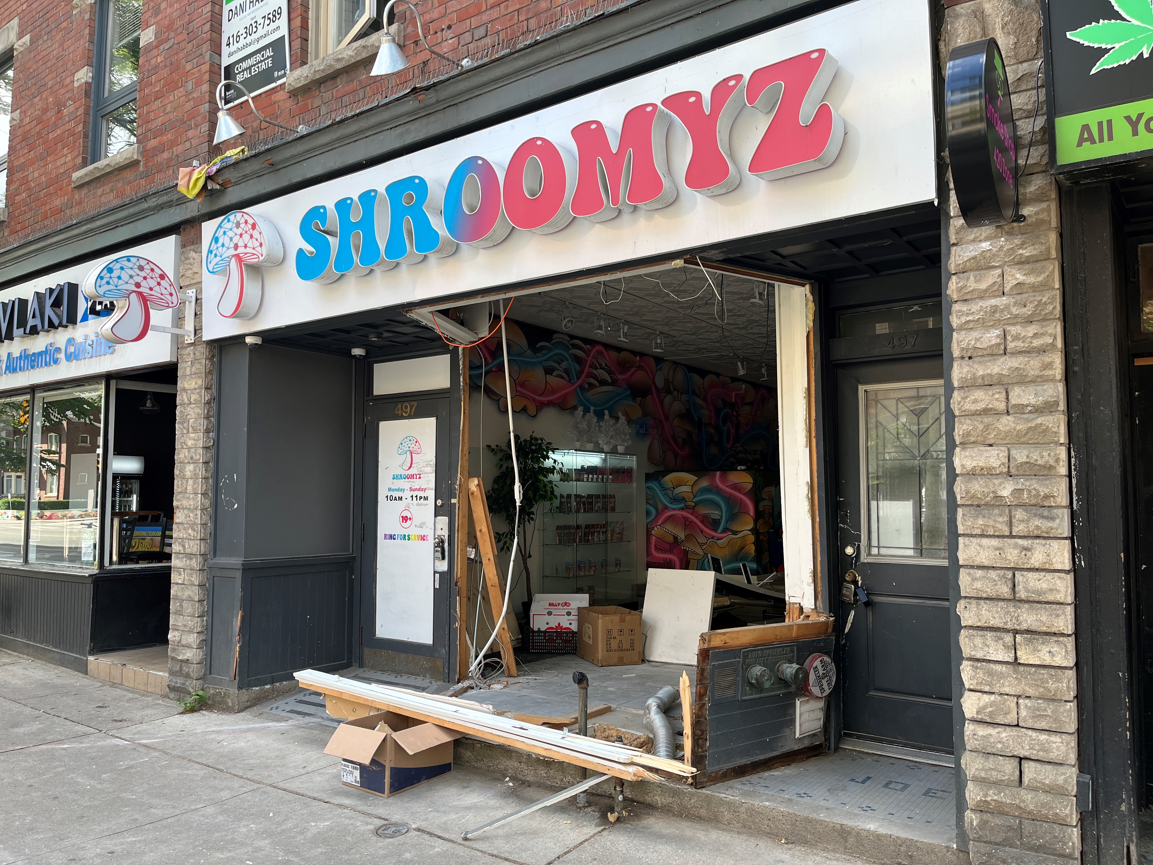 Видео за сигурност получено от глобални новини показва тъмен пикап