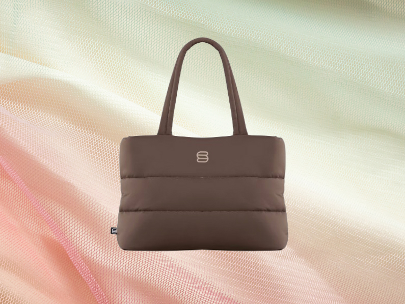 If you’ve ever packed for a weekend away and found yourself cramming a dozen “essentials” into three different bags, it might be time to upgrade. Enter: the tote bag.