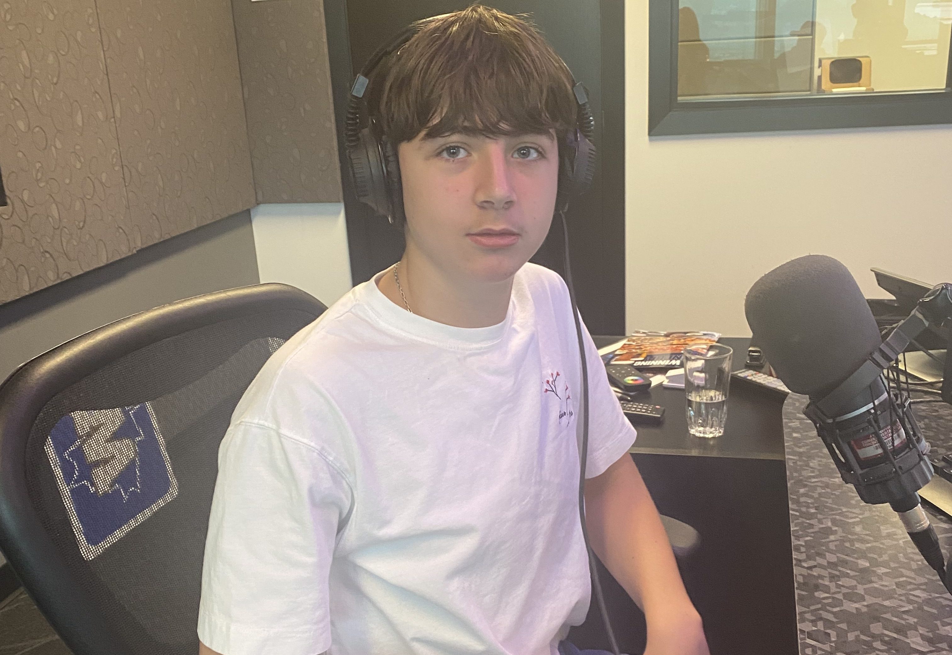 Фен на тийнейджърския баскетбол който дойде в Манитоба от Украйна