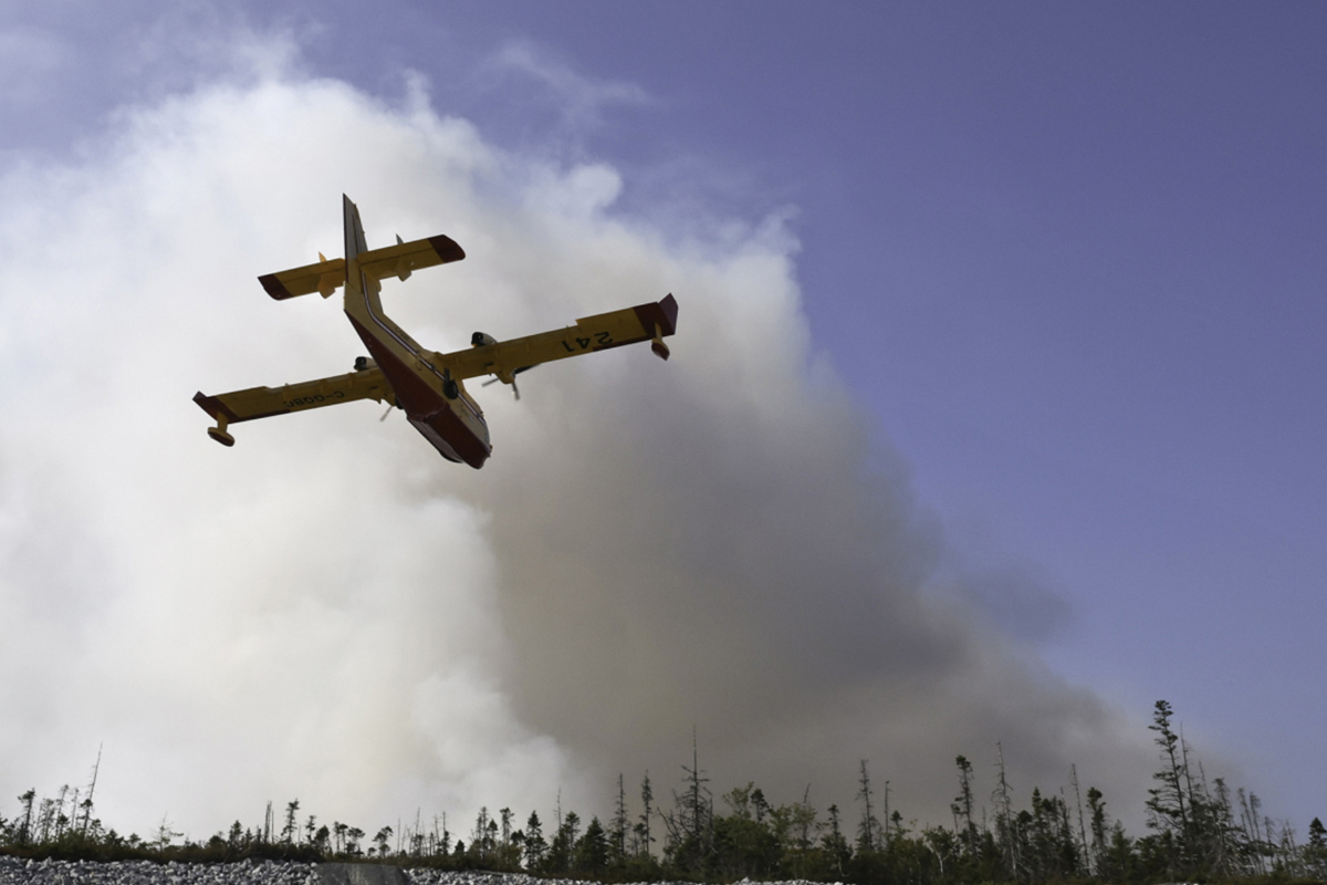 В петък пожарникарите в Нова Скотия продължиха да се борят