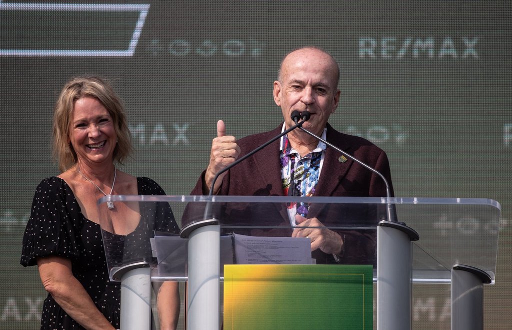 Едмънтън Лари Томпсън обичаше футбола и Едмънтън Когато той