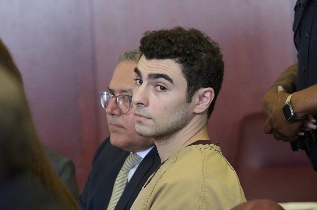 Luigi Mangione, accused of fatally shooting UnitedHealthcare CEO Brian Thompson, appears in Manhattan state court in New York, Tuesday, Sept. 16, 2025.