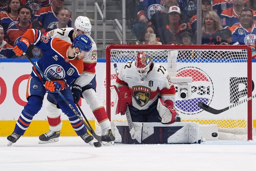 Edmonton-Едмънтън Ойлърс са подписали src = https://d21y75miwcfqoq.cloudfront.net/70c8fc80 alt = 