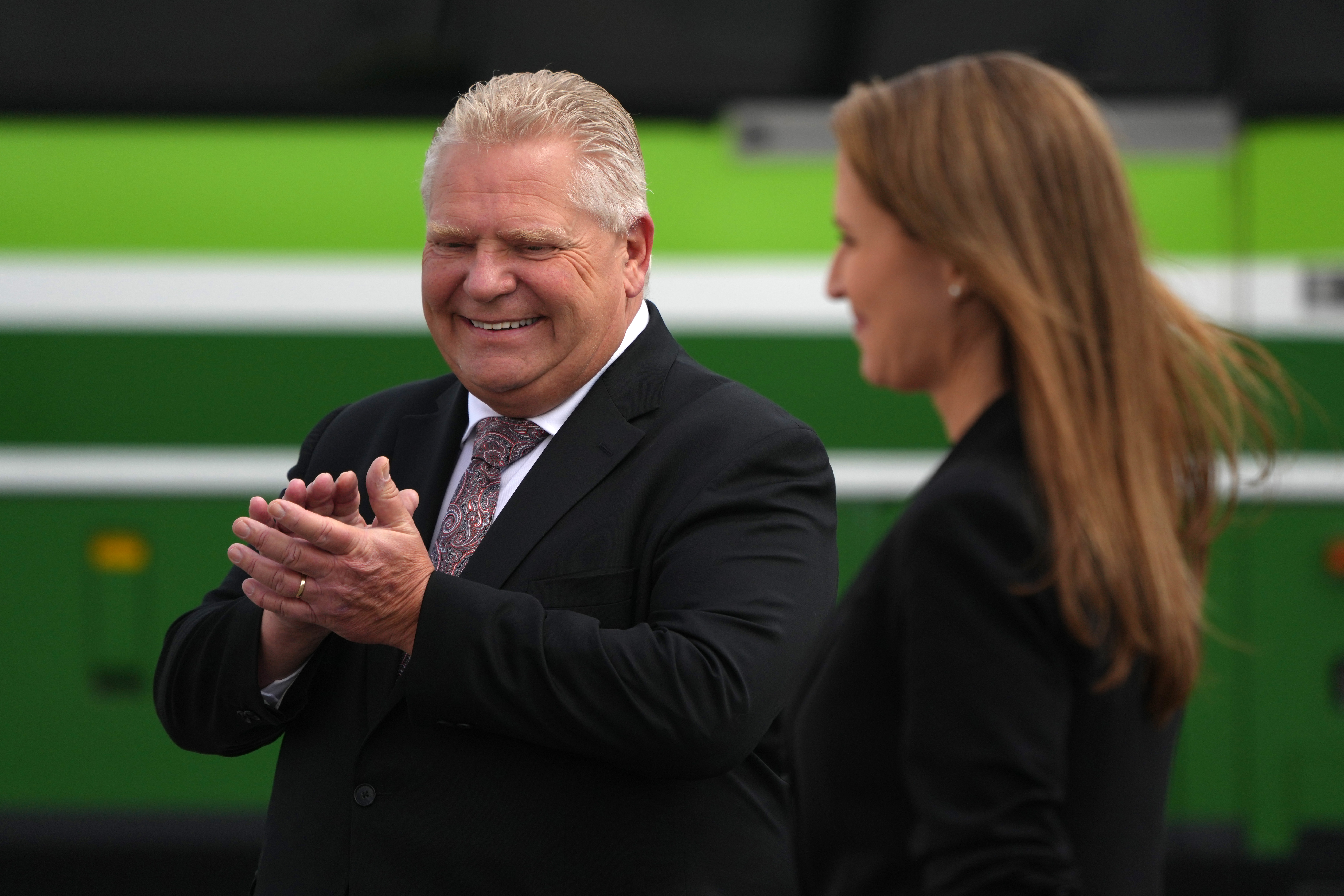 Правителството на Ford прилага замразяване на наемане на провинциални органи