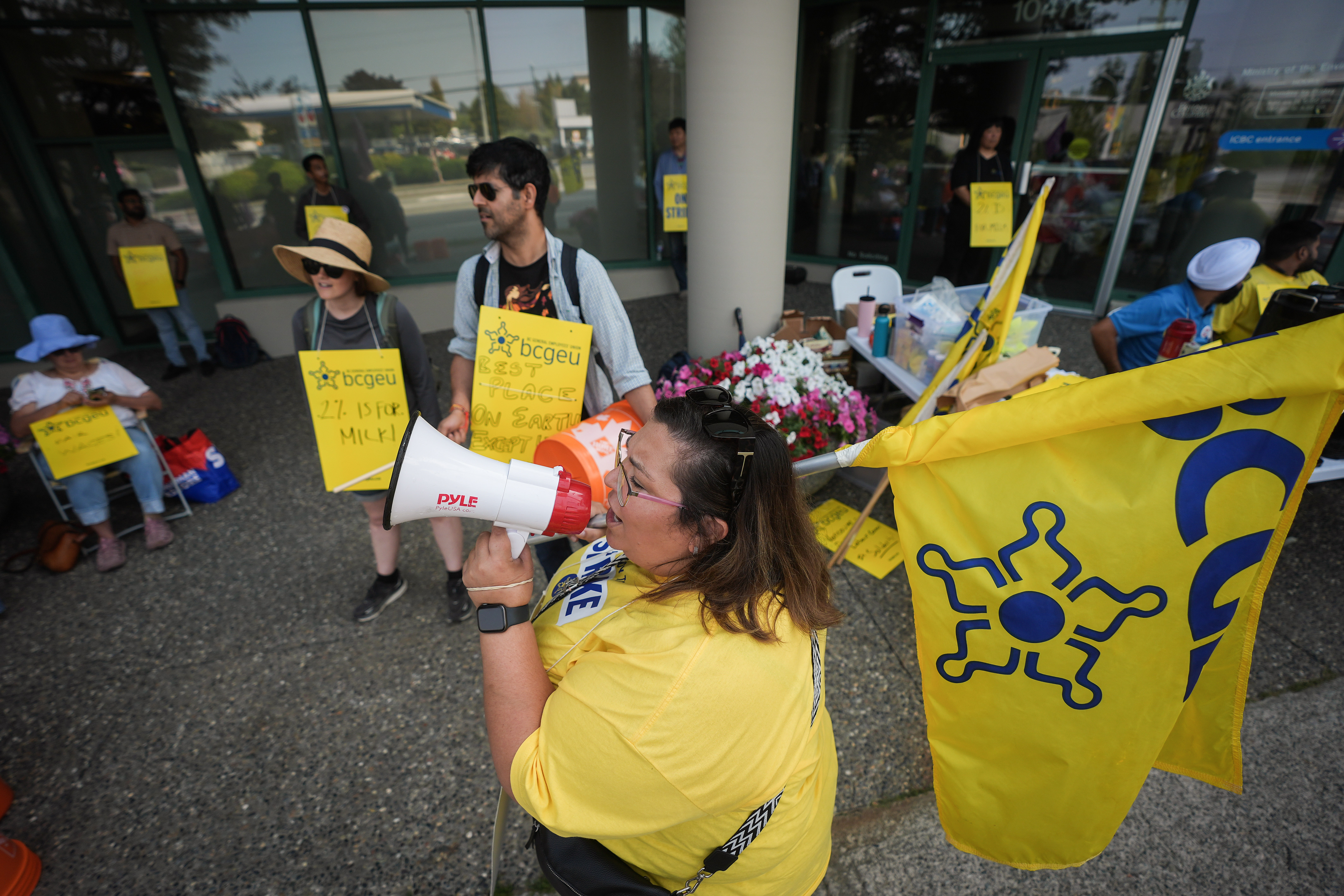 членовете на Съюза на генералните служители на БК се завръщат