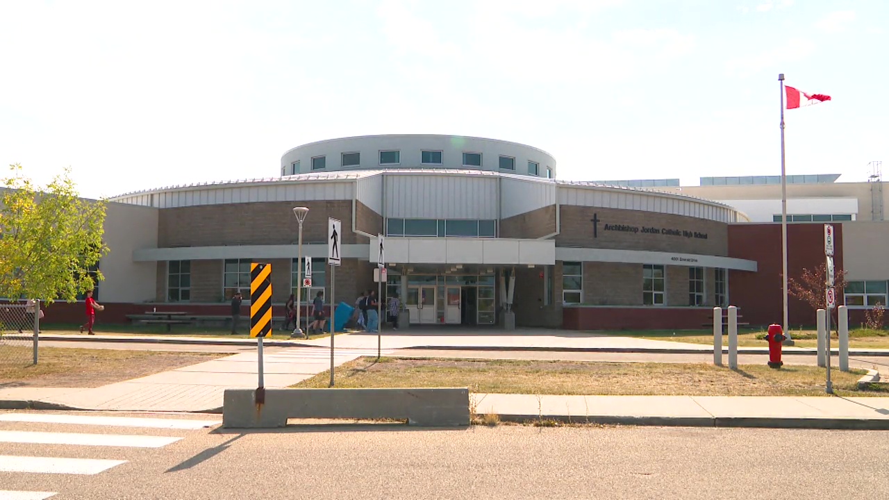 Тийнейджър е обвинен след като фалшив пистолет беше докаран на