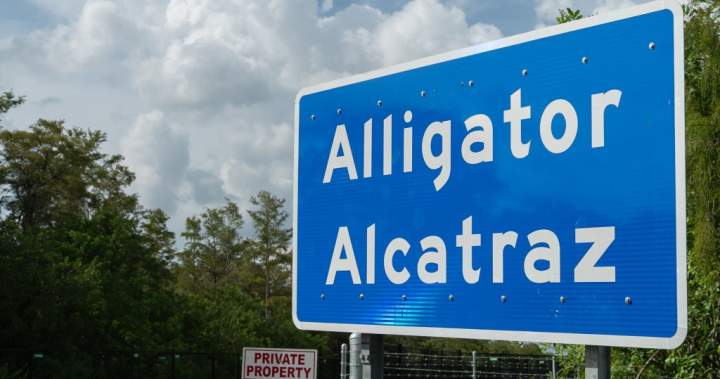 Федерален съдилищният състав на апелациите постави задържане на заповедта на