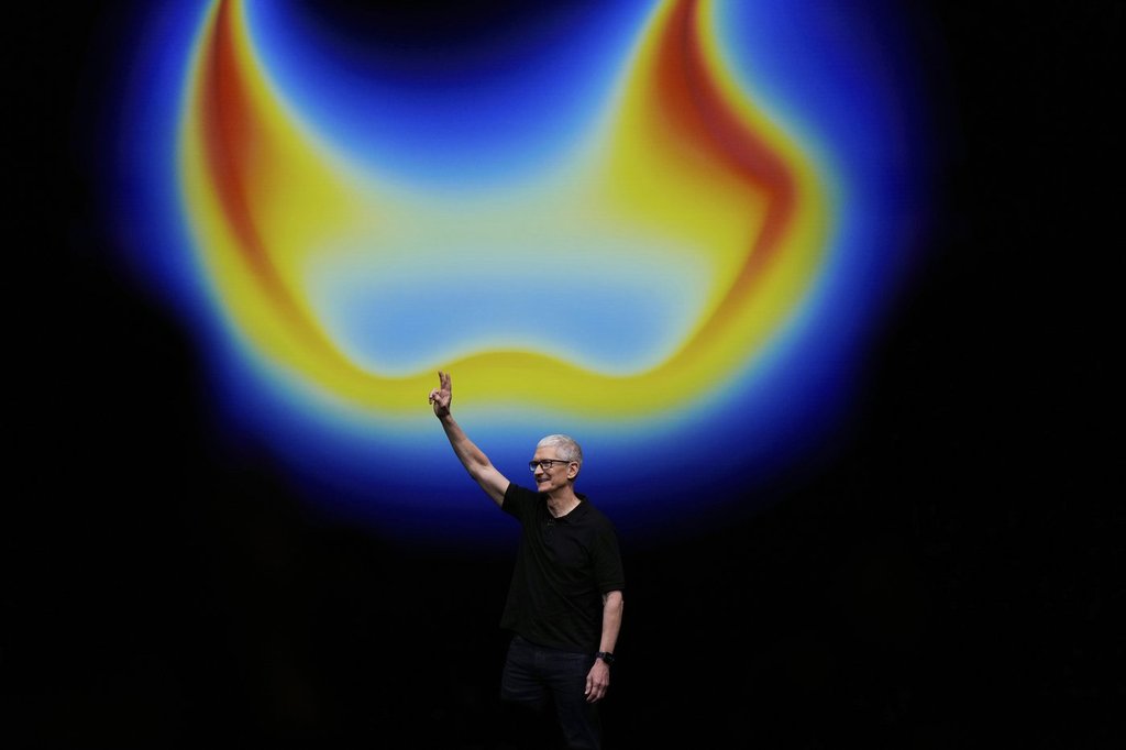 Apple CEO Tim Cook waves on stage during an announcement of new products at Apple Park on Tuesday, Sept. 9, 2025, in Cupertino, Calif. (AP Photo/Godofredo A. Vásquez)